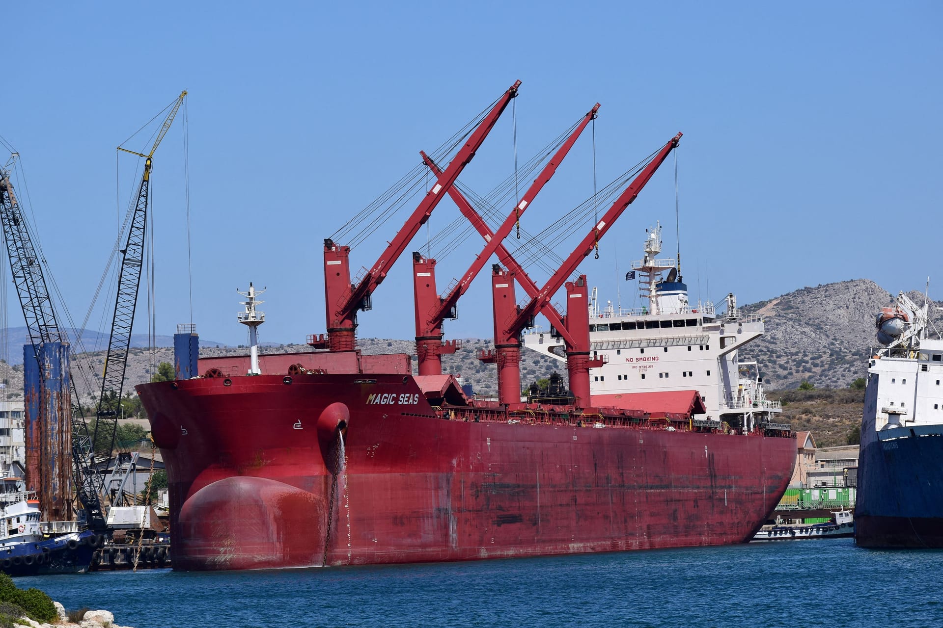 Der Frachter "Magic Seas" liegt im griechischen Hafen Ampelakia vor Anker (Archivbild).