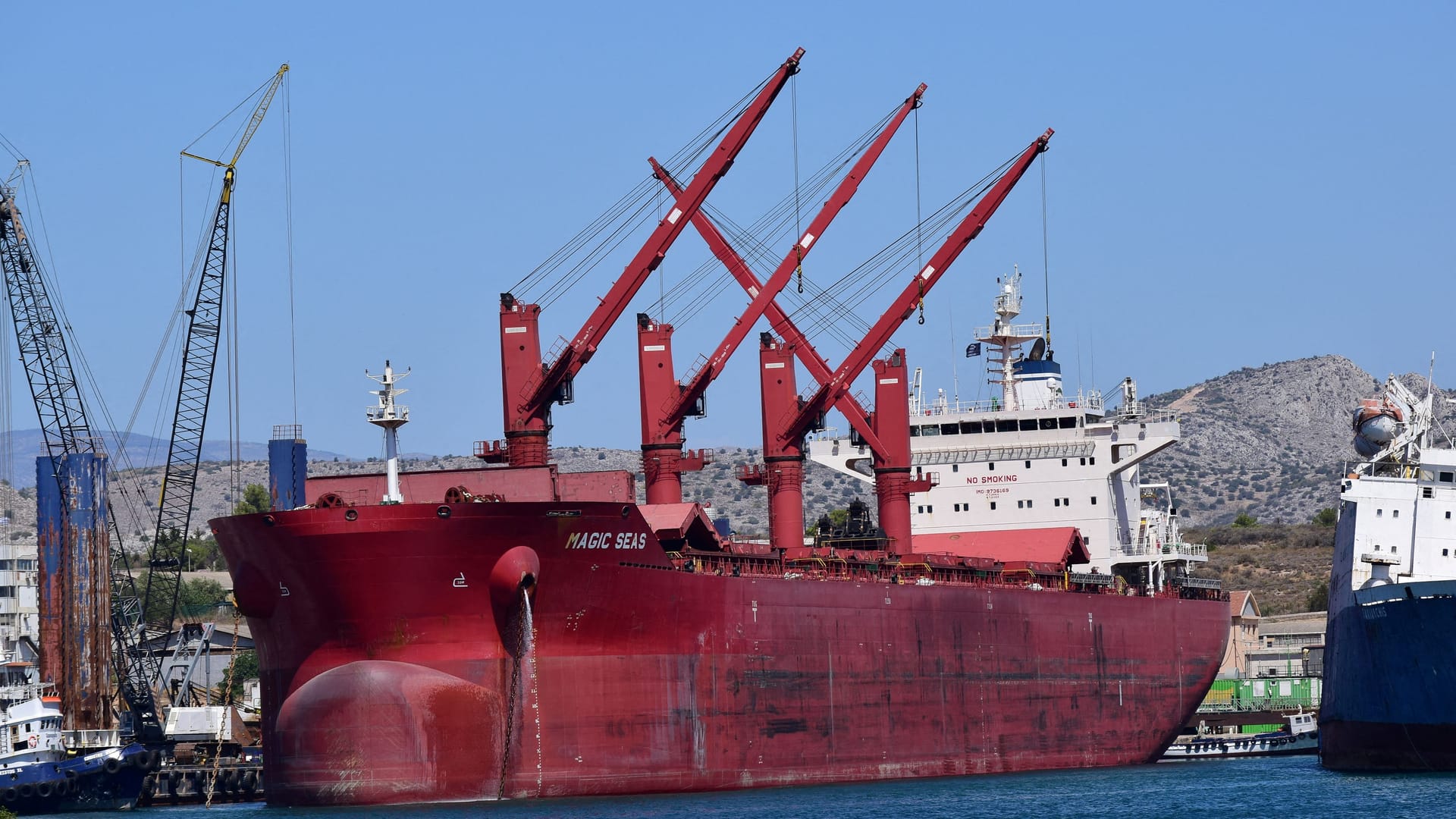 Der Frachter "Magic Seas" liegt im griechischen Hafen Ampelakia vor Anker (Archivbild).