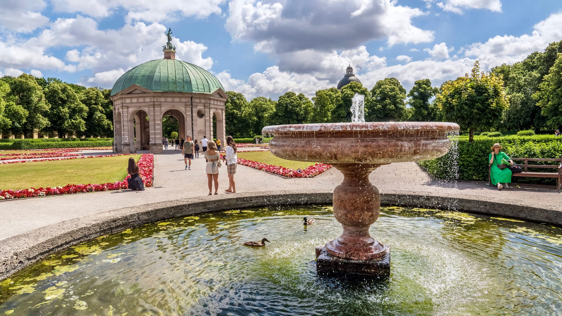 Ein heiterer Sommertag im Hofgarten (Archivbild): Das Wochenende verspricht wieder besseres Wetter in München.