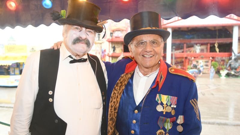 Der Henker Ringo der Schreckliche (l) und Schichtl-Inhaber Manfred Schauer stehen auf der Bühne: Sie haben fast 40 Jahre zusammengearbeitet.