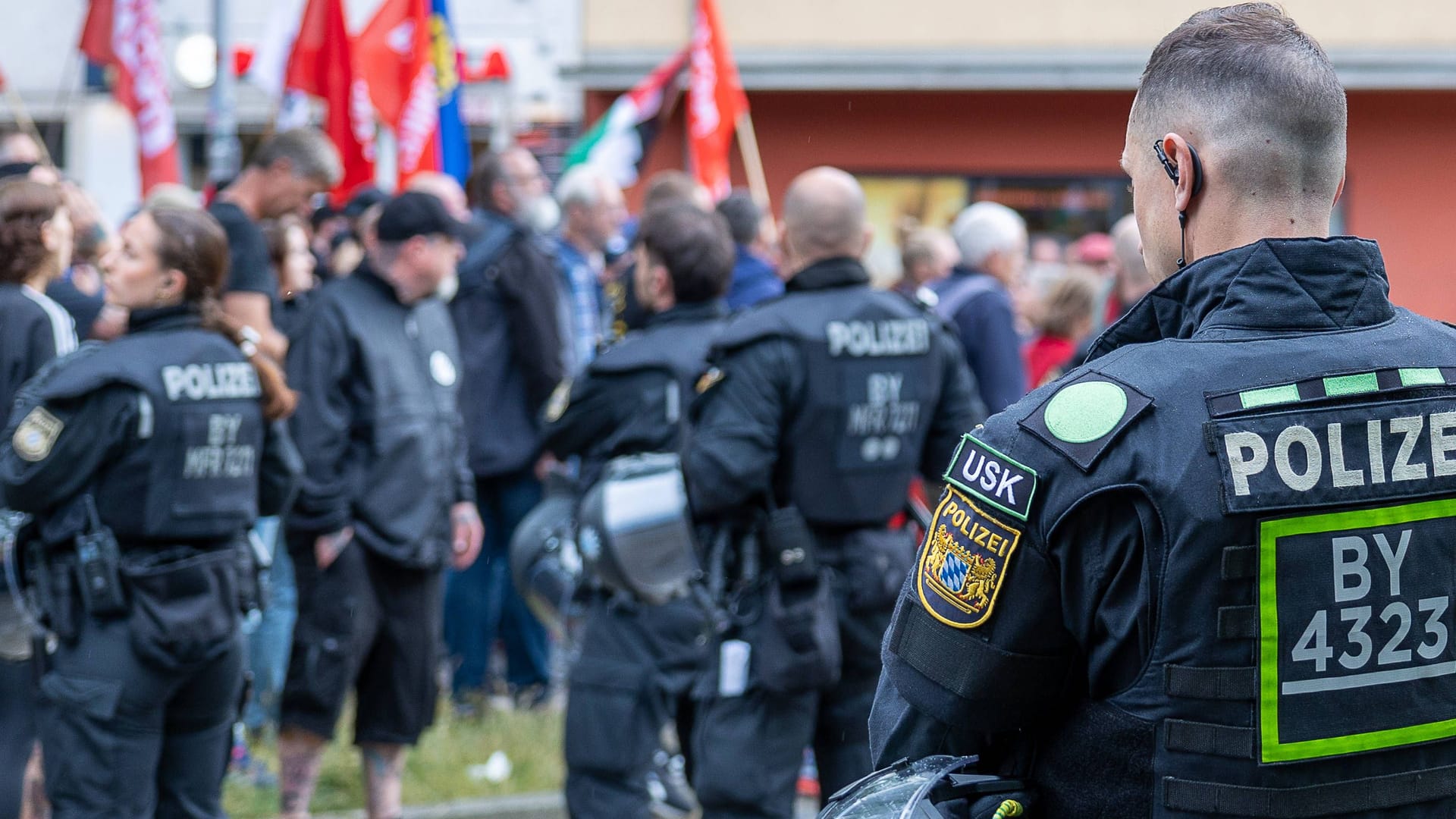 Polizeieinsatz bei Montagsdemo (Archivbild): Rund 320 Menschen gingen am Montagabend in Nürnberg auf die Straße.