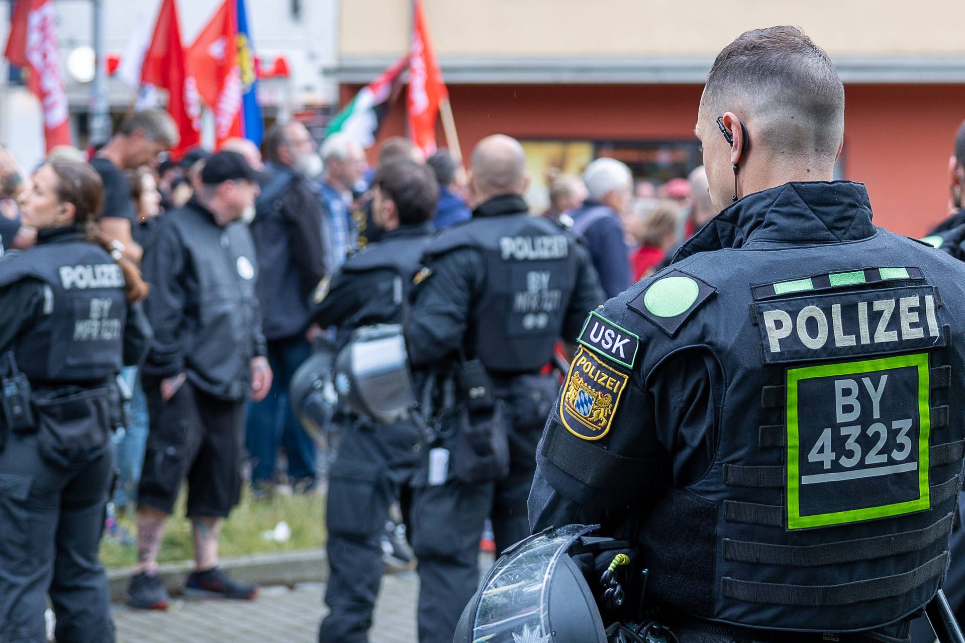 Polizeieinsatz bei Montagsdemo (Archivbild): Rund 320 Menschen gingen am Montagabend in Nürnberg auf die Straße.
