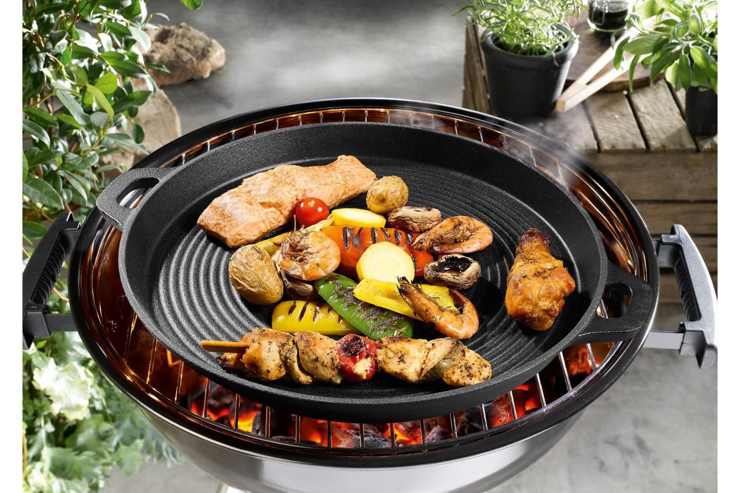 Die Grillpfanne aus Gusseisen ist ein praktisches und robustes Gadget.