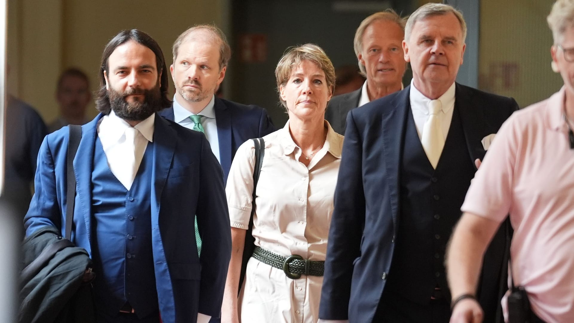 Christina Block (m.) kommt mit Gerhard Delling und ihren Verteidigern Ingo Bott (l.) und Otmar Kury (r.) ins Gericht: Bislang standen zwei Prozesstage an.