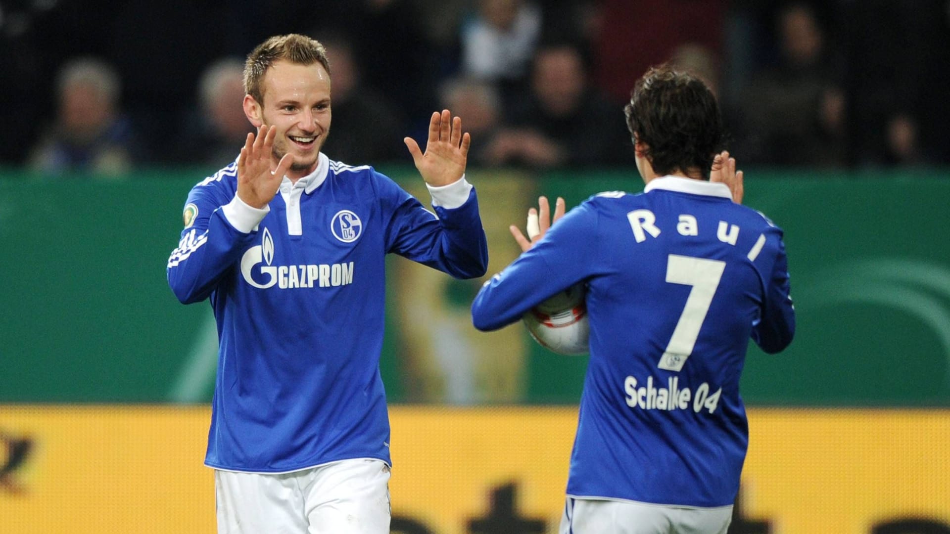 Wichtiges Tor auf dem Weg zum Pokalsieg: Ivan Rakitić (l.) jubelt Raúl über seinen Treffer gegen Nürnberg.