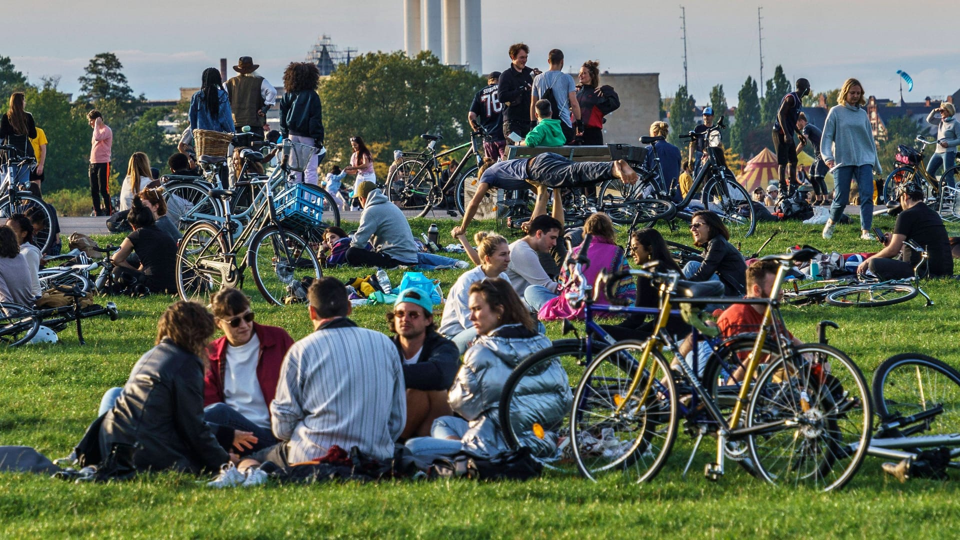 Menschen auf dem Tempelhofer Feld (Archivbild): Auf dem Gelände würde die Berliner CDU gern einen Klimawald sehen. Menschen auf dem Tempelhofer Feld (Archivbild): Auf dem Gelände würde die Berliner CDU gern einen Klimawald sehen.