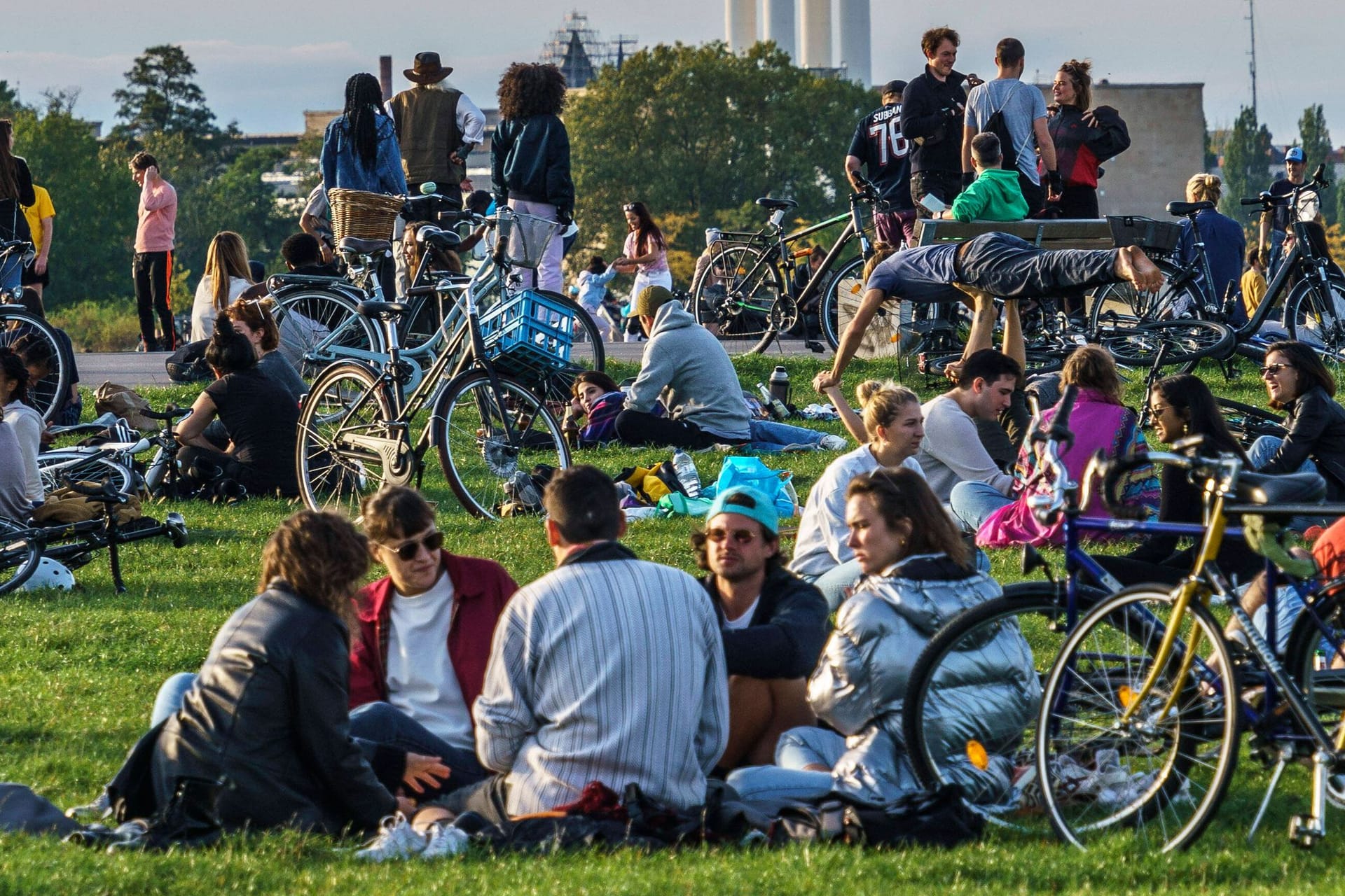 Menschen auf dem Tempelhofer Feld (Archivbild): Auf dem Gelände würde die Berliner CDU gern einen Klimawald sehen.