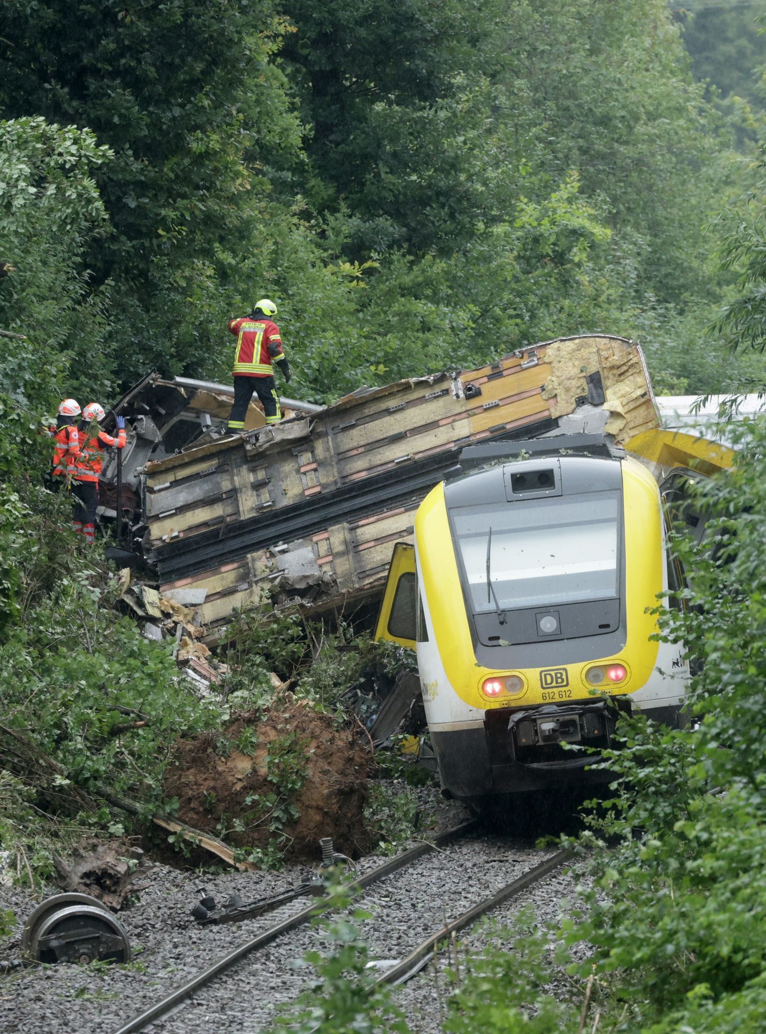 Rettungskräfte suchen in dem entgleisten Zug nach Fahrgästen. Der Personenzug ist im Kreis Biberach zwischen den Ortsteilen Zwiefaltendorf und Zell verunglückt.