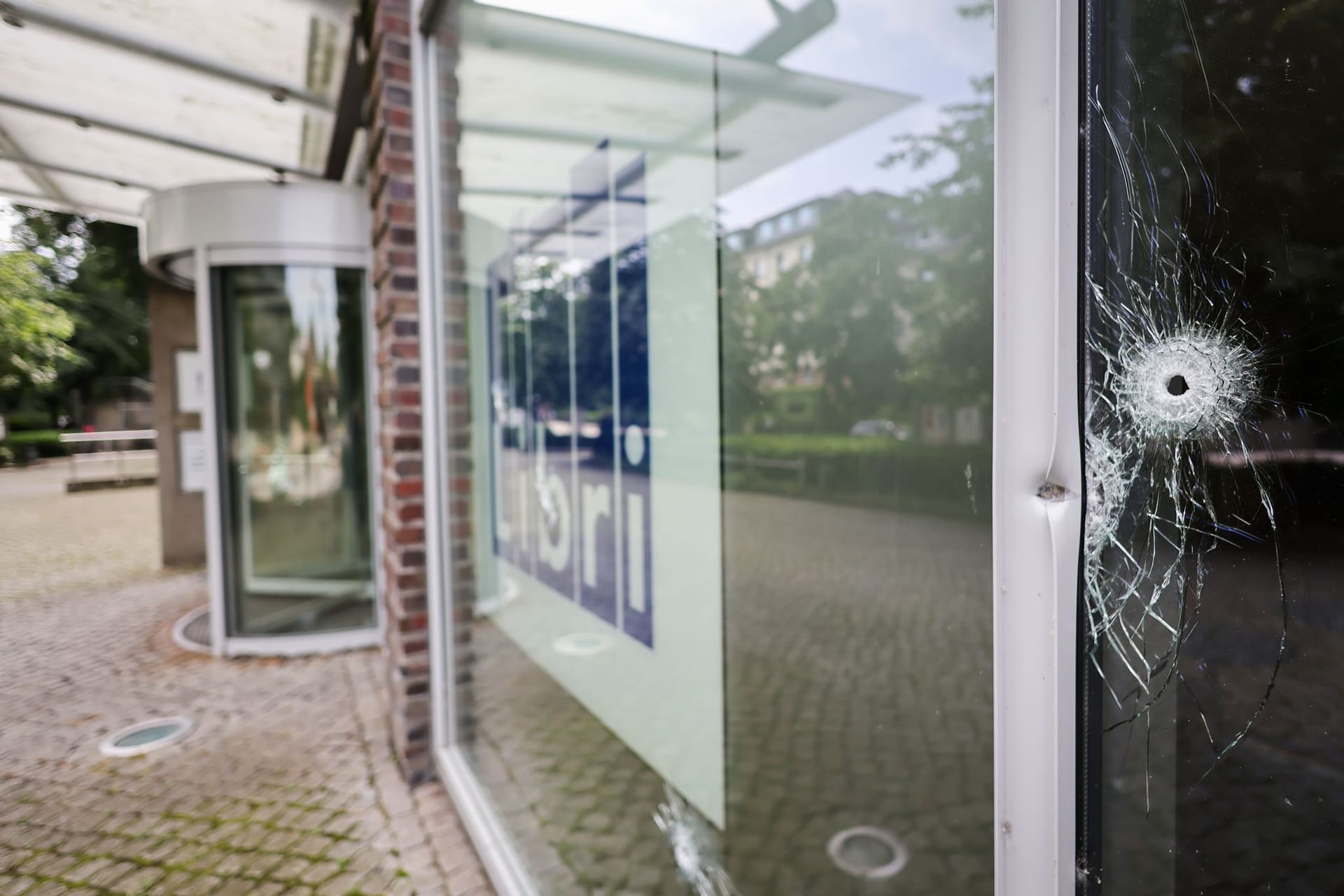 Unbekannte schießen auf Verlagsgebäude in Hamburg