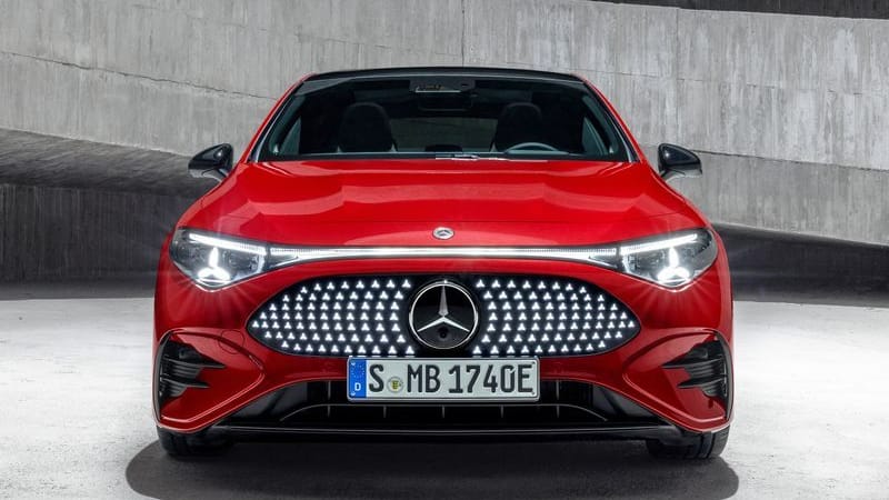 Selbstbewusst: Statt nur einem hat Mercedes gleich ein paar mehr Sterne auf dem Kühlergrill untergebracht.