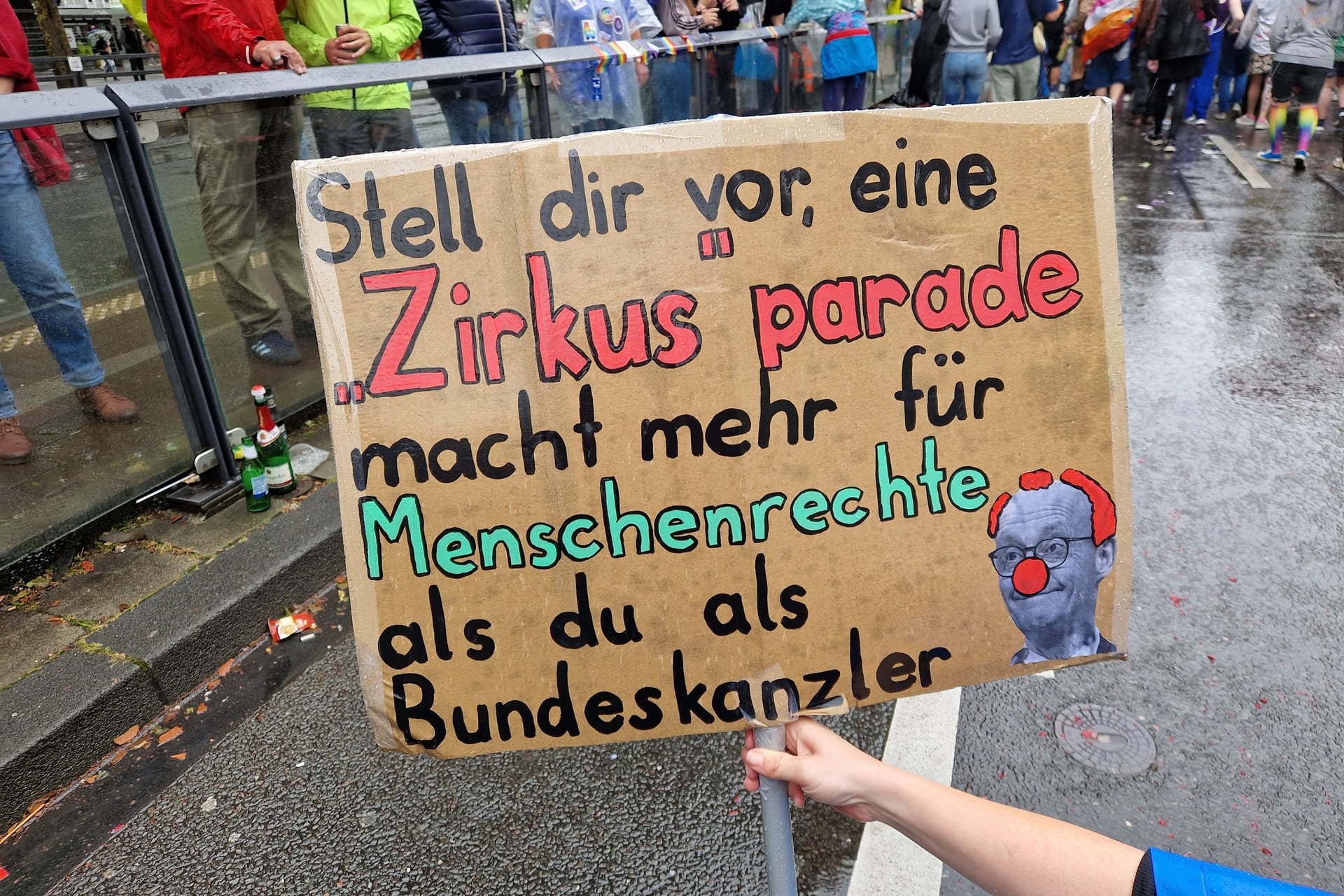 Ein Schild beim CSD in Köln: Die kontroverse Aussage von Merz war bei vielen auf der Parade Thema.