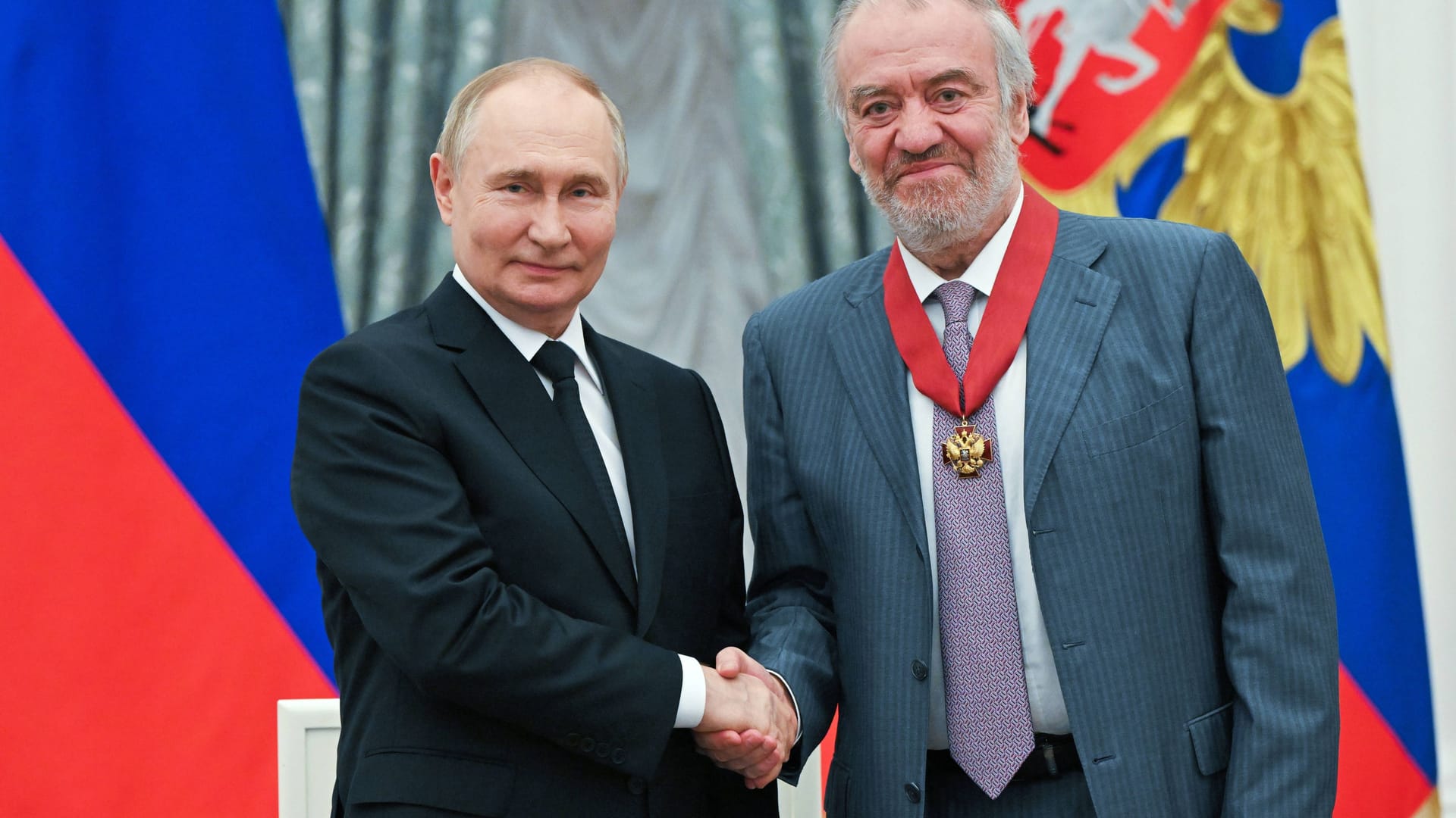 Händeschütteln im Kreml: Putin-Freund Gergijew (r.) bekommt vom Diktator einen Orden (Archivbild). Händeschütteln im Kreml: Putin-Freund Gergijew (r.) bekommt vom Diktator einen Orden (Archivbild).