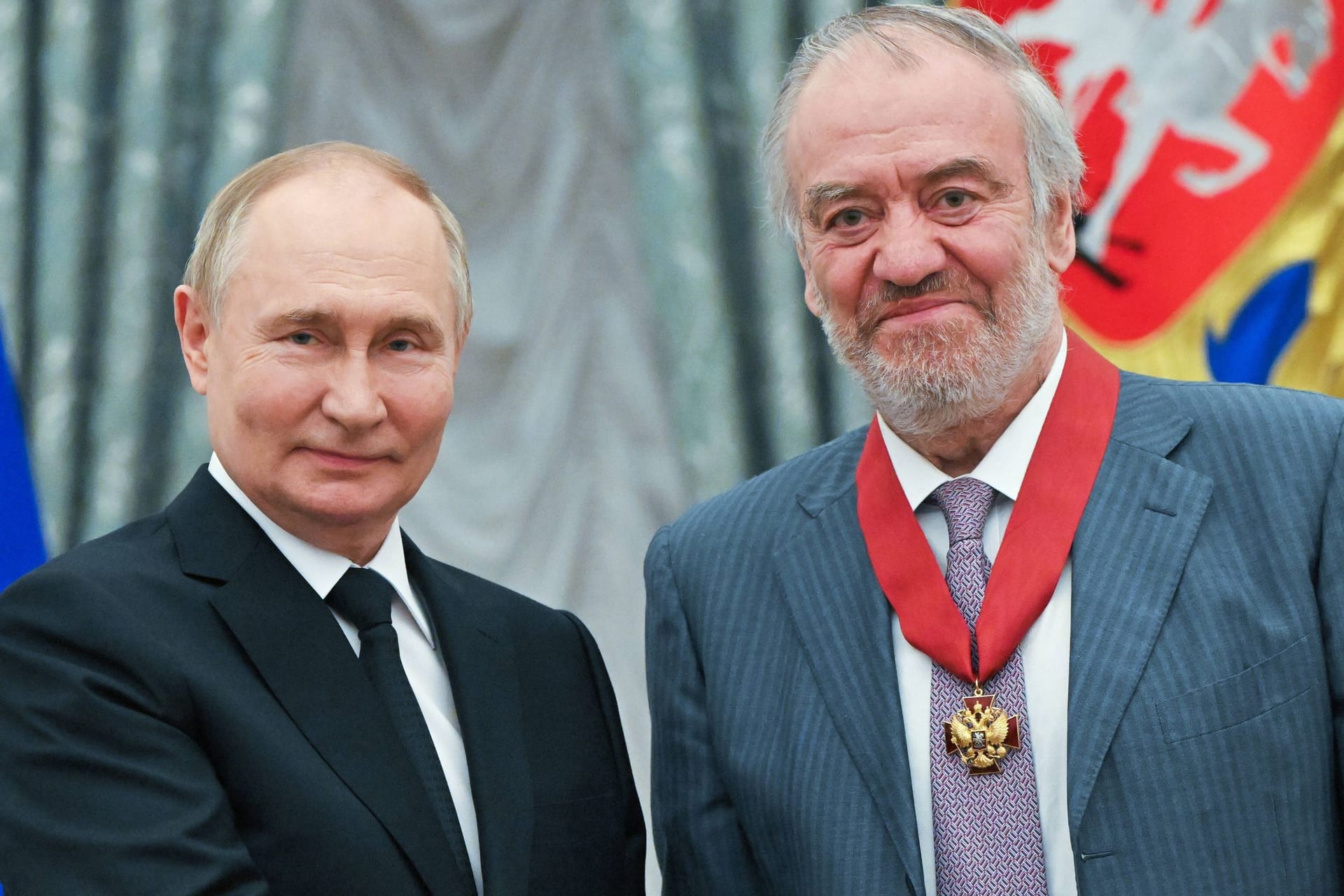 Händeschütteln im Kreml: Putin-Freund Gergijew (r.) bekommt vom Diktator einen Orden (Archivbild).