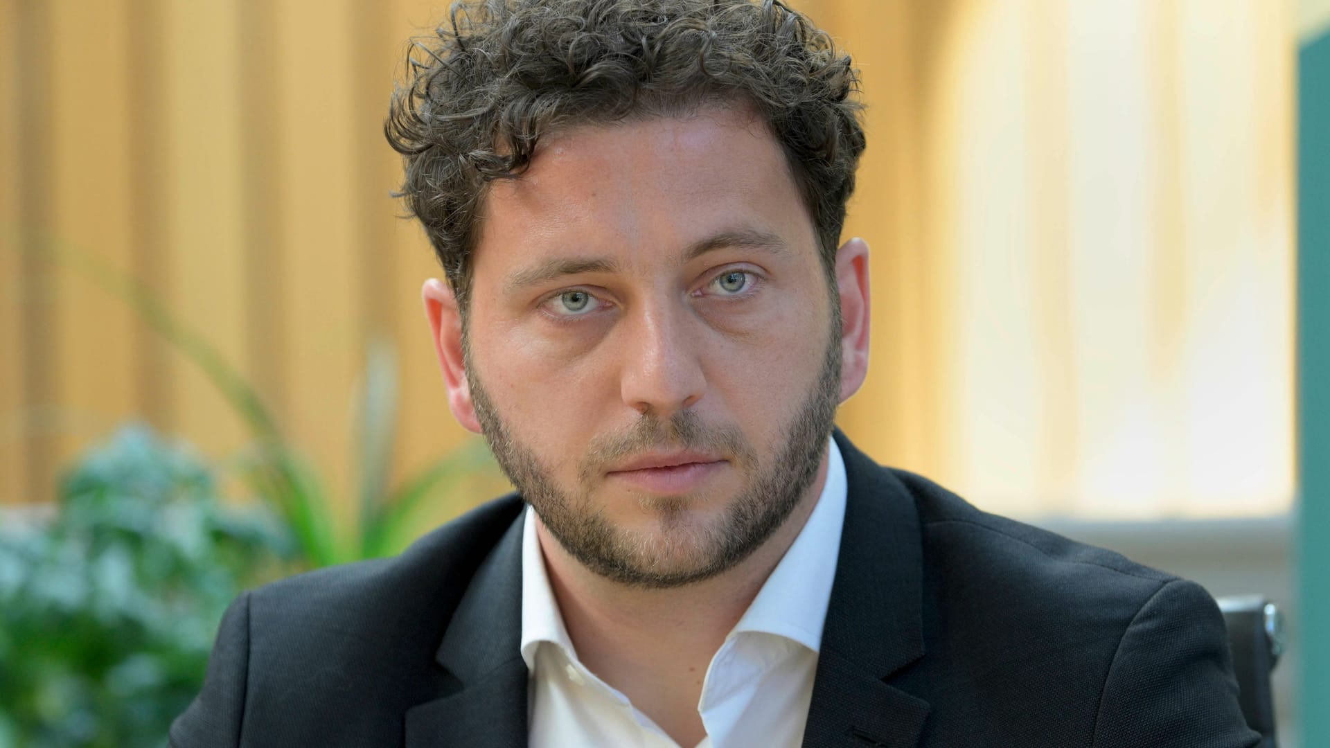 Felix Banaszak: Für das "Sommerinterview" mit dem Parteivorsitzenden der Grünen wurden Proteste angekündigt.