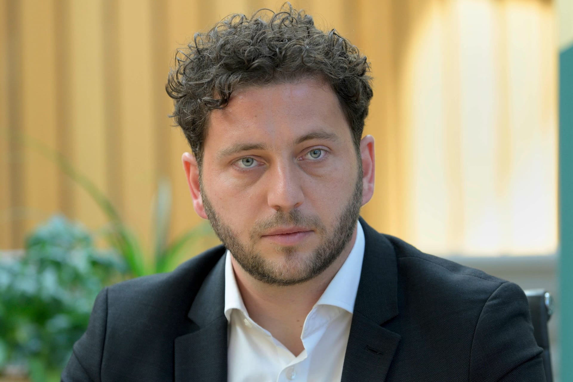Felix Banaszak: Für das "Sommerinterview" mit dem Parteivorsitzenden der Grünen wurden Proteste angekündigt. Felix Banaszak: Für das "Sommerinterview" mit dem Parteivorsitzenden der Grünen wurden Proteste angekündigt.