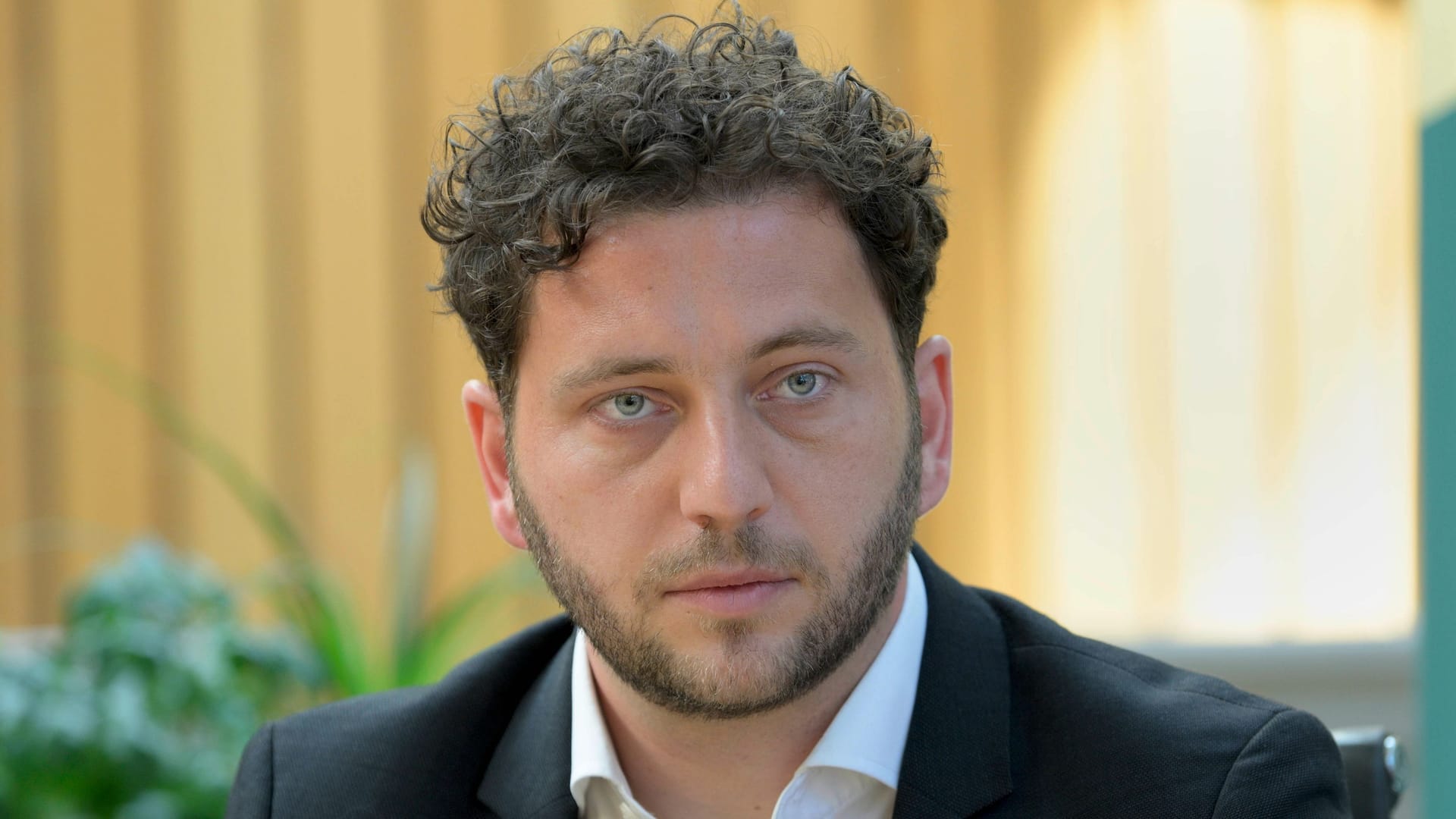 Felix Banaszak: Für das "Sommerinterview" mit dem Parteivorsitzenden der Grünen wurden Proteste angekündigt.