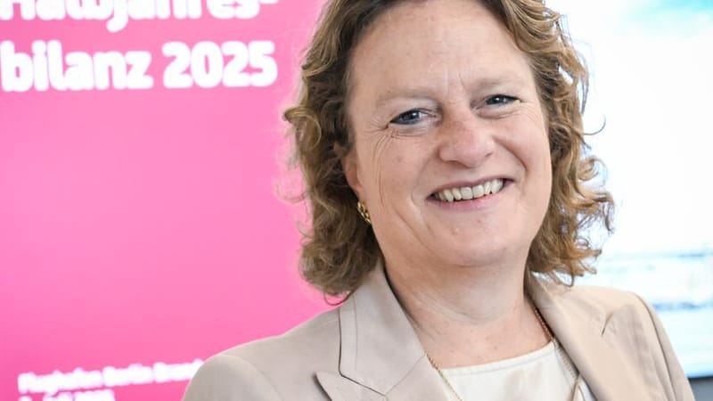 Aletta von Massenbach, Vorsitzende der BER-Geschäftsführung, bei einem Medientermin im Haus der Luftfahrt zur aktuellen Entwicklung des Hauptstadtflughafens BER im ersten Halbjahr 2025.