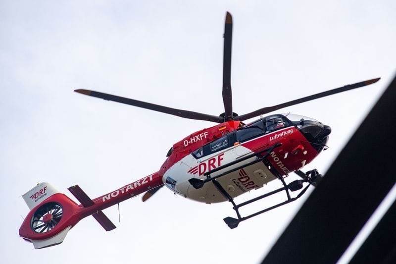 Rettungshubschrauber der Deutschen Rettungsflugwacht (DRF, Archivbild): Ein Helikopter brachte die Schwerverletzte in eine Klinik.