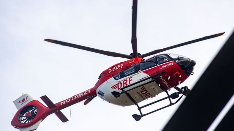 Rettungshubschrauber der Deutschen Rettungsflugwacht (DRF, Archivbild): Ein Helikopter brachte die Schwerverletzte in eine Klinik.