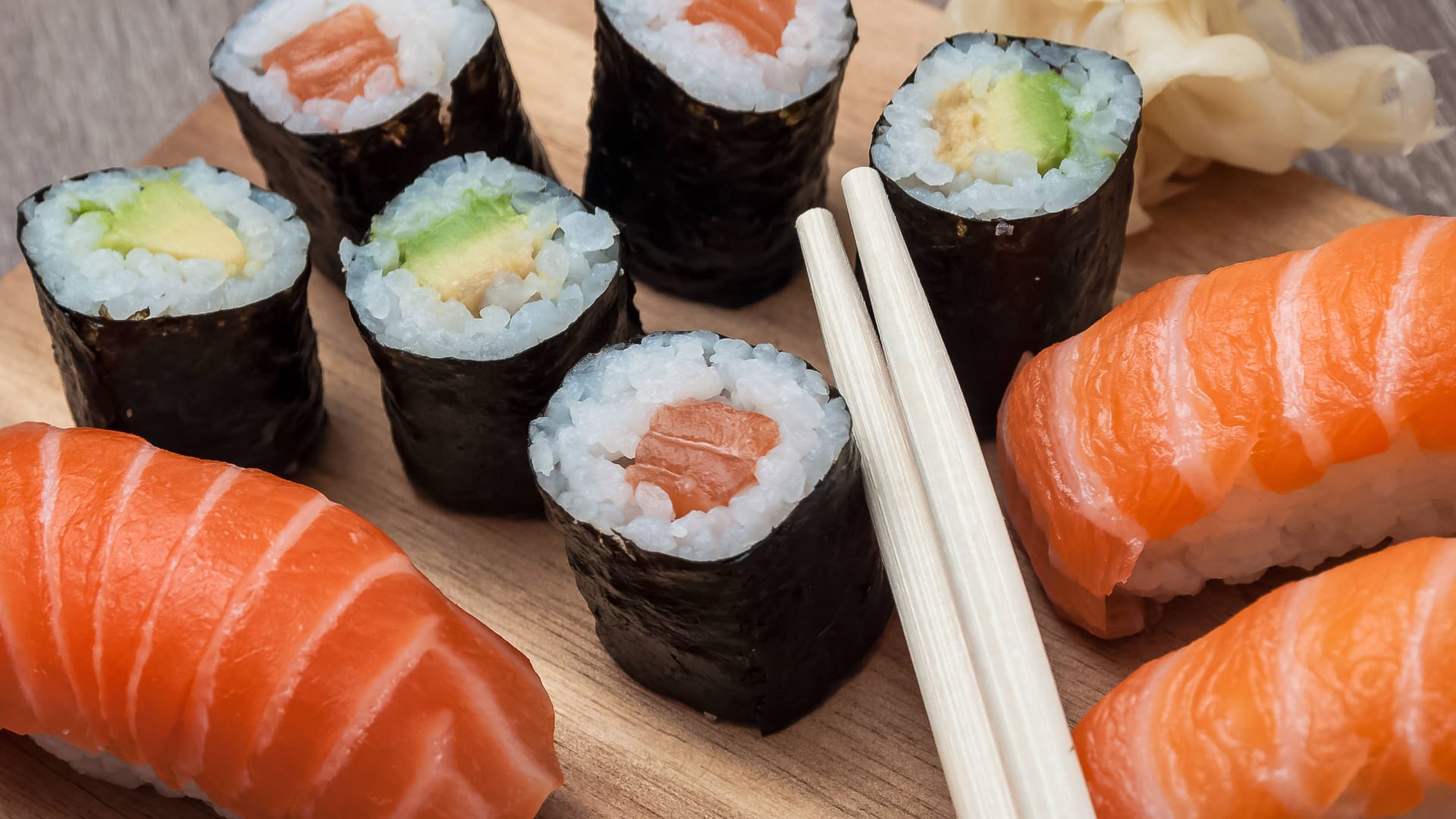 Sushi in einem Restaurant (Symbolbild): Der Umgang mit rohem Fisch war unsachgemäß. Sushi in einem Restaurant (Symbolbild): Der Umgang mit rohem Fisch war unsachgemäß.