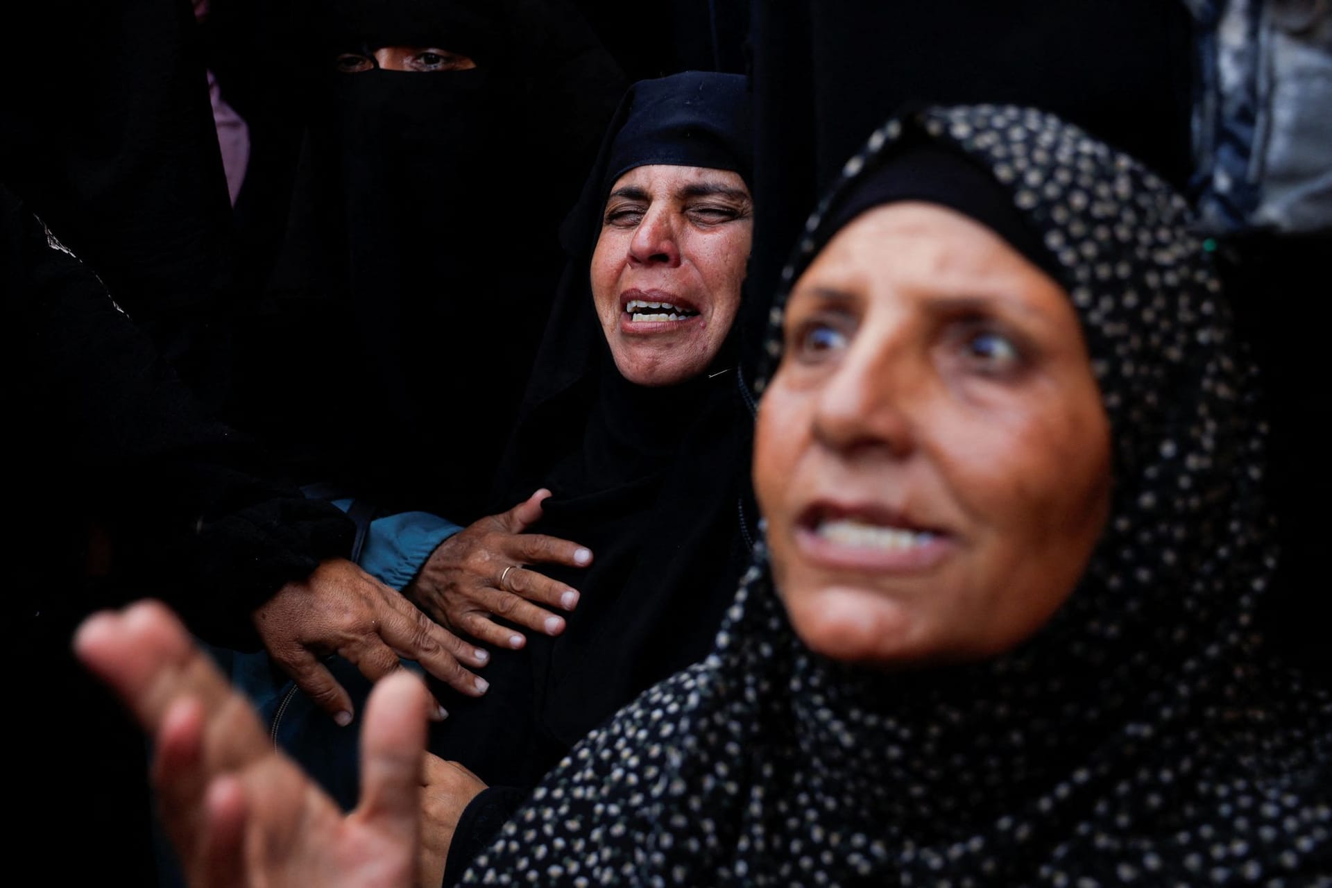 Menschen reagieren auf einen israelischen Angriff auf den Gazastreifen, der viele Bewohner das Leben kostete, darunter Kinder.