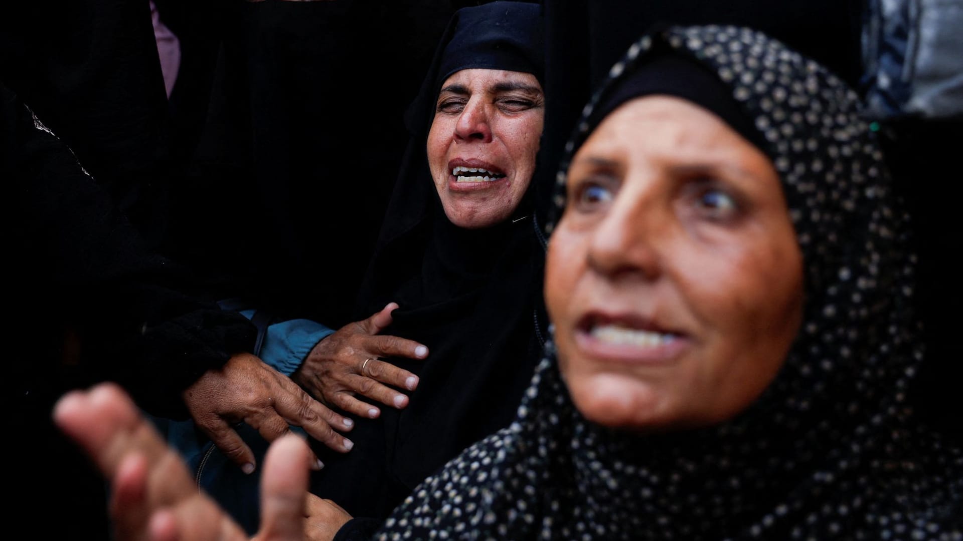 Menschen reagieren auf einen israelischen Angriff auf den Gazastreifen, der viele Bewohner das Leben kostete, darunter Kinder.