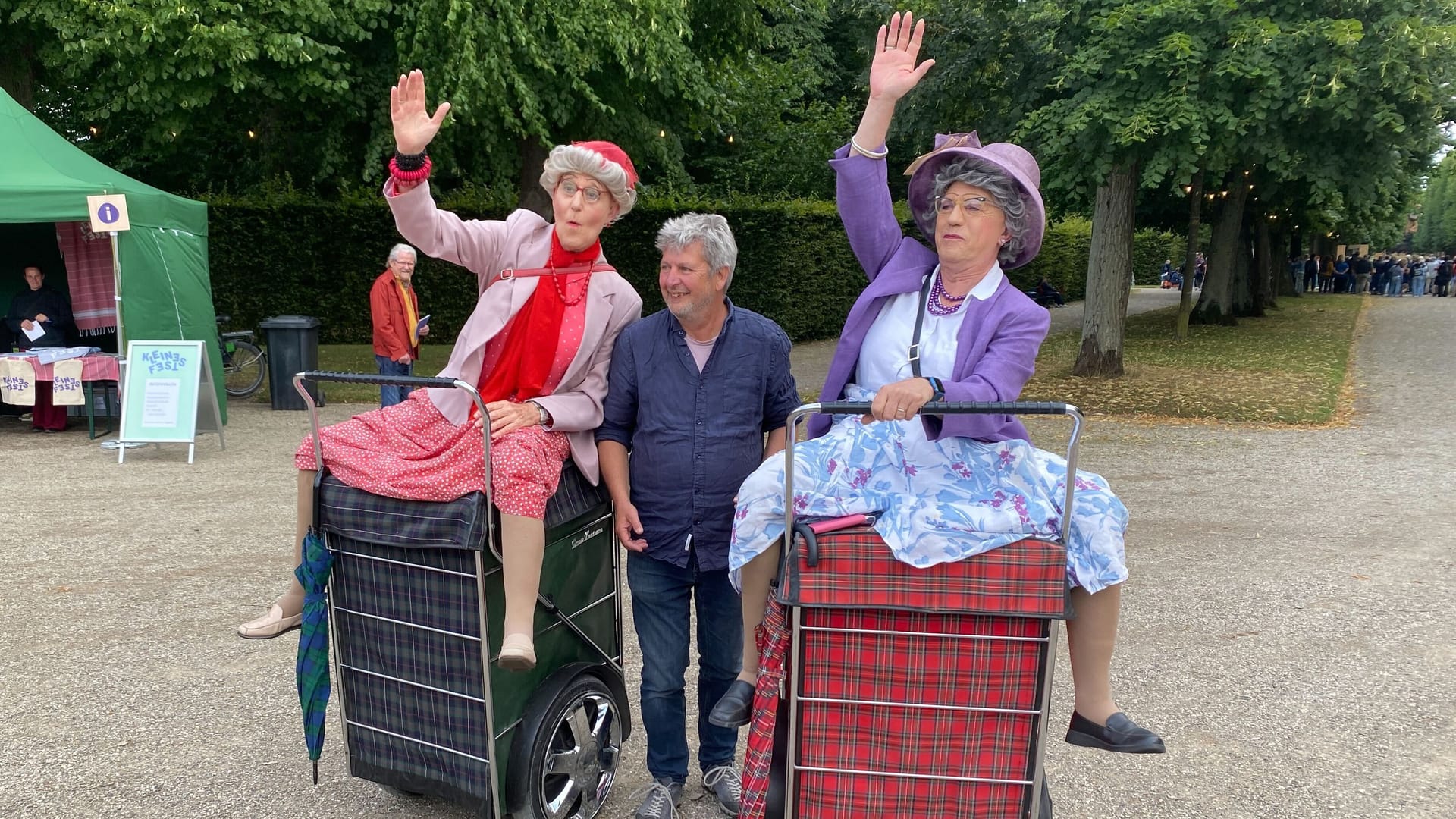 Casper de Vries umringt von den zwei Künstlern von Granny Turismo. Casper de Vries umringt von den zwei Künstlern von Granny Turismo.