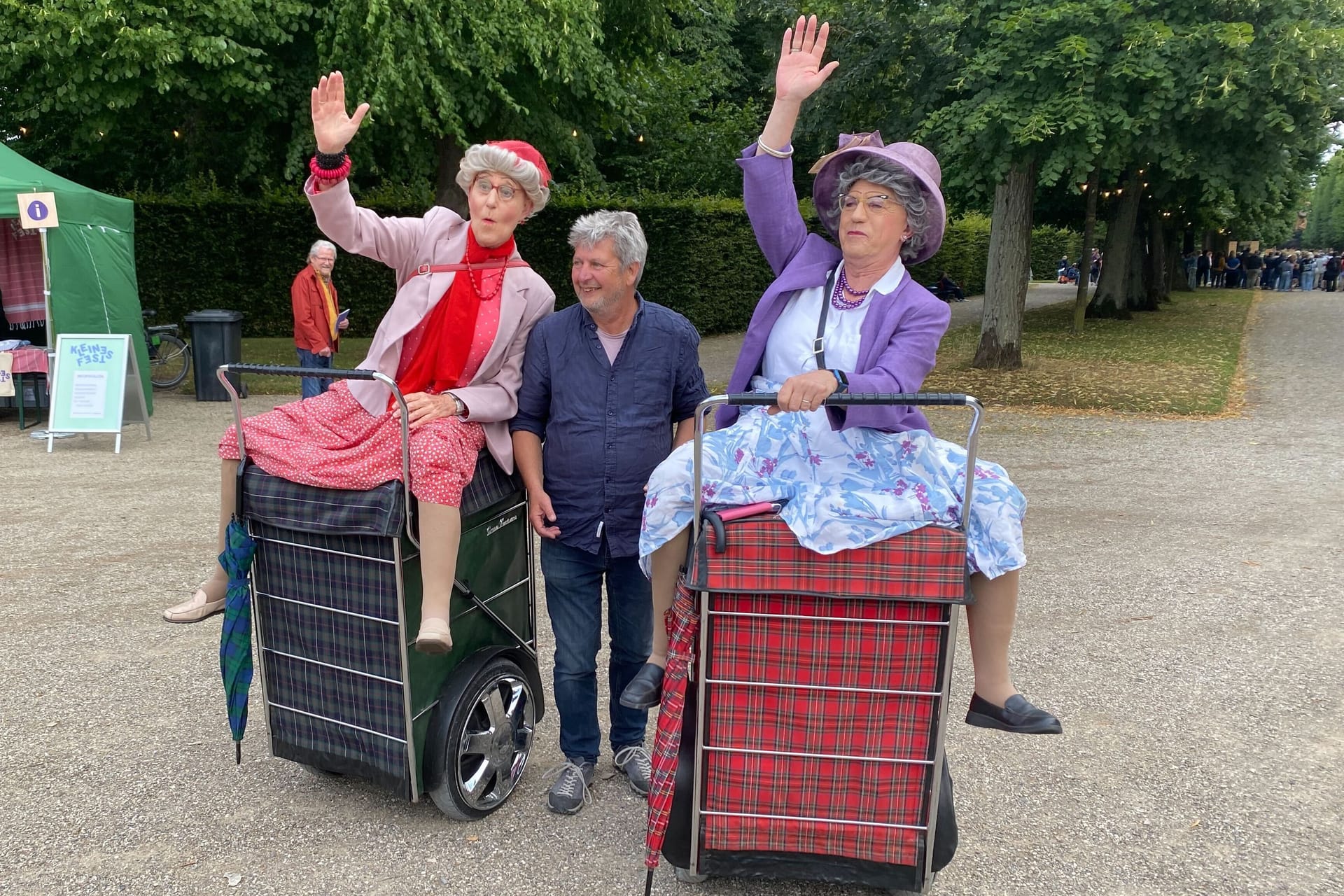 Casper de Vries umringt von den zwei Künstlern von Granny Turismo.