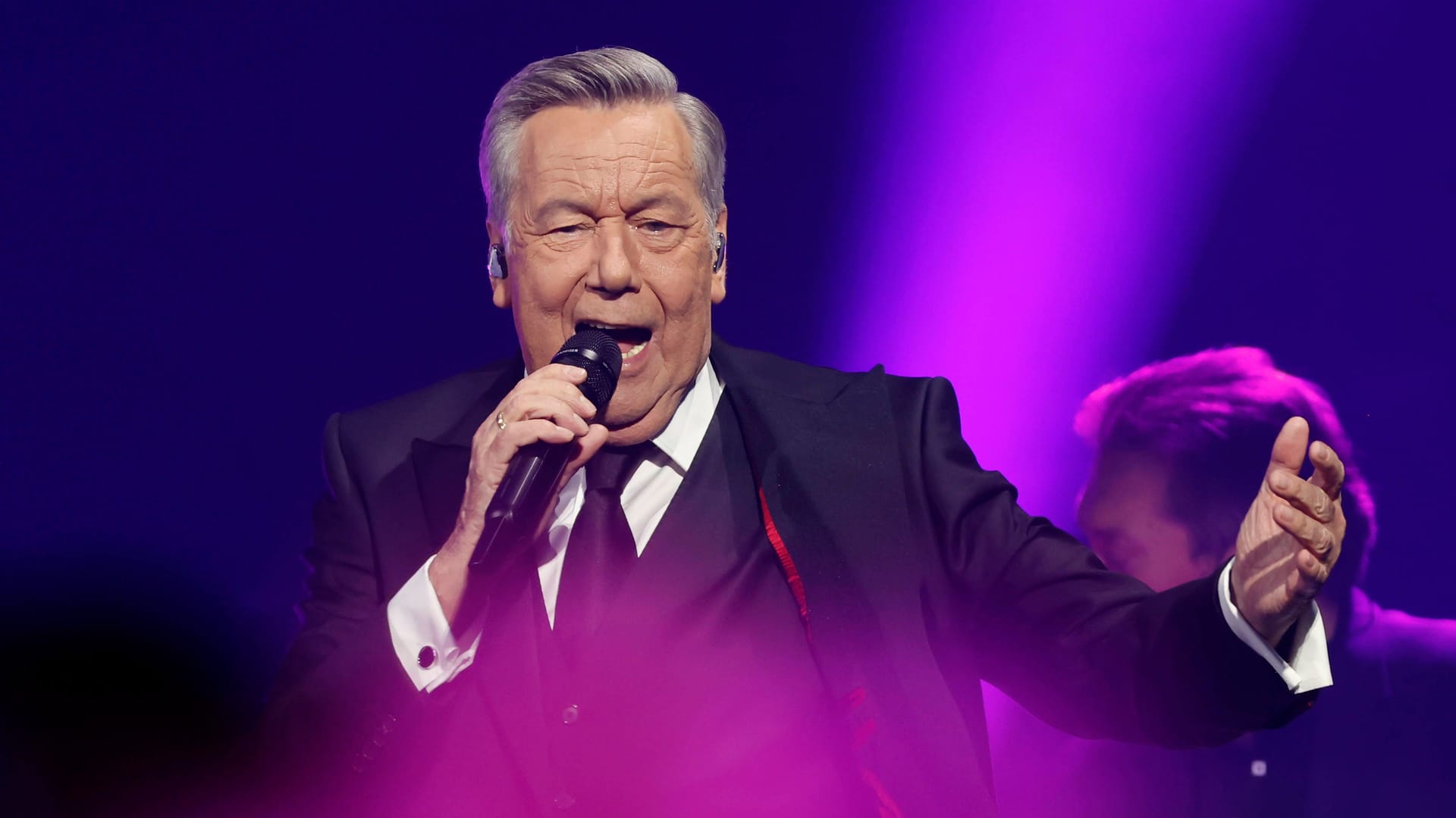 Schlagersänger Roland Kaiser bei einem Konzert (Archivfoto): Ende Juli und Anfang August werden zu seinen Shows Tausende erwartet.