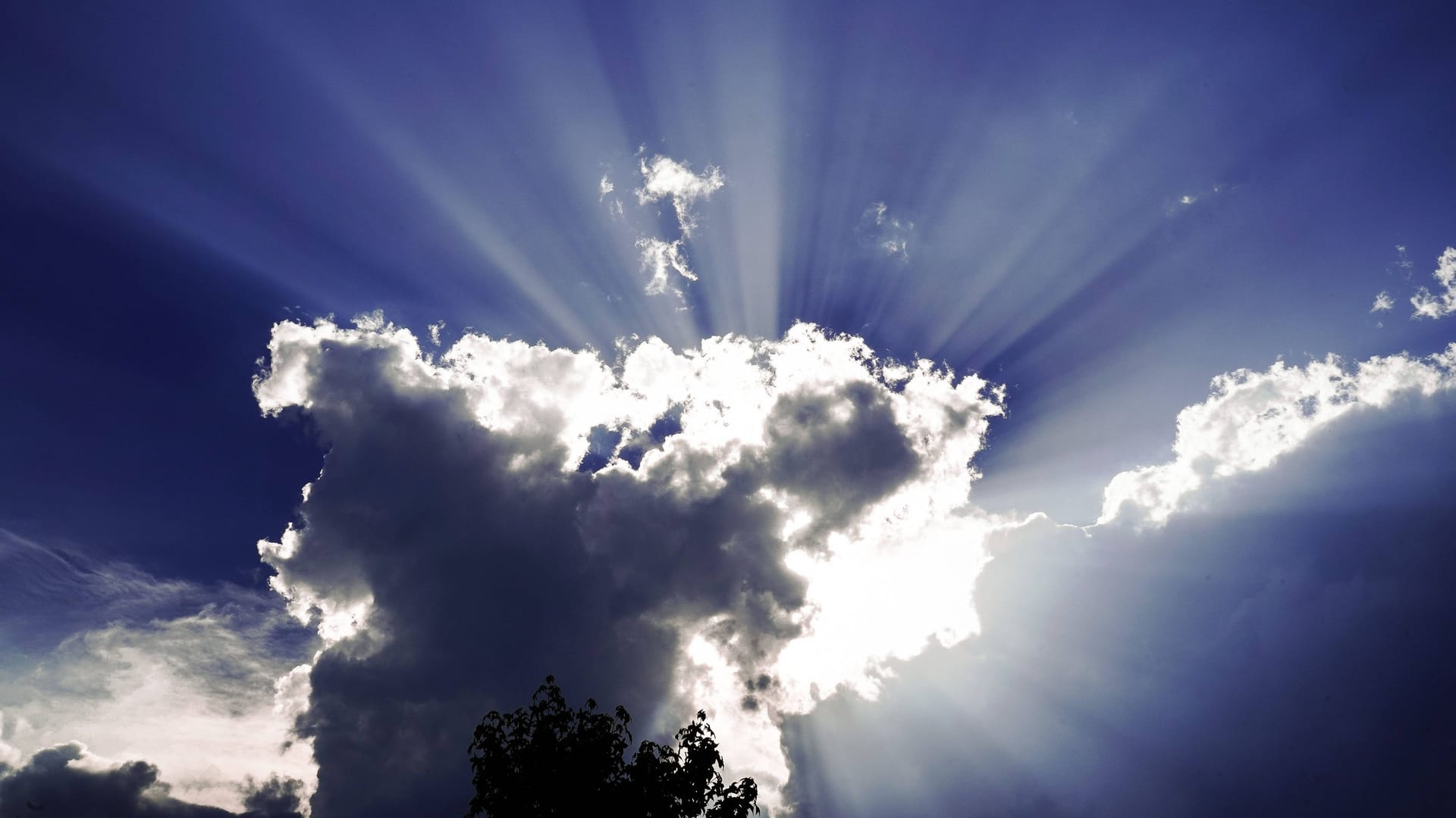 Sonne strahlt hinter Wolken hervor (Symbolbild): Nach dem Sonnenschein kann es lokal zu Gewittern und Starkregen kommen. Sonne strahlt hinter Wolken hervor (Symbolbild): Nach dem Sonnenschein kann es lokal zu Gewittern und Starkregen kommen.