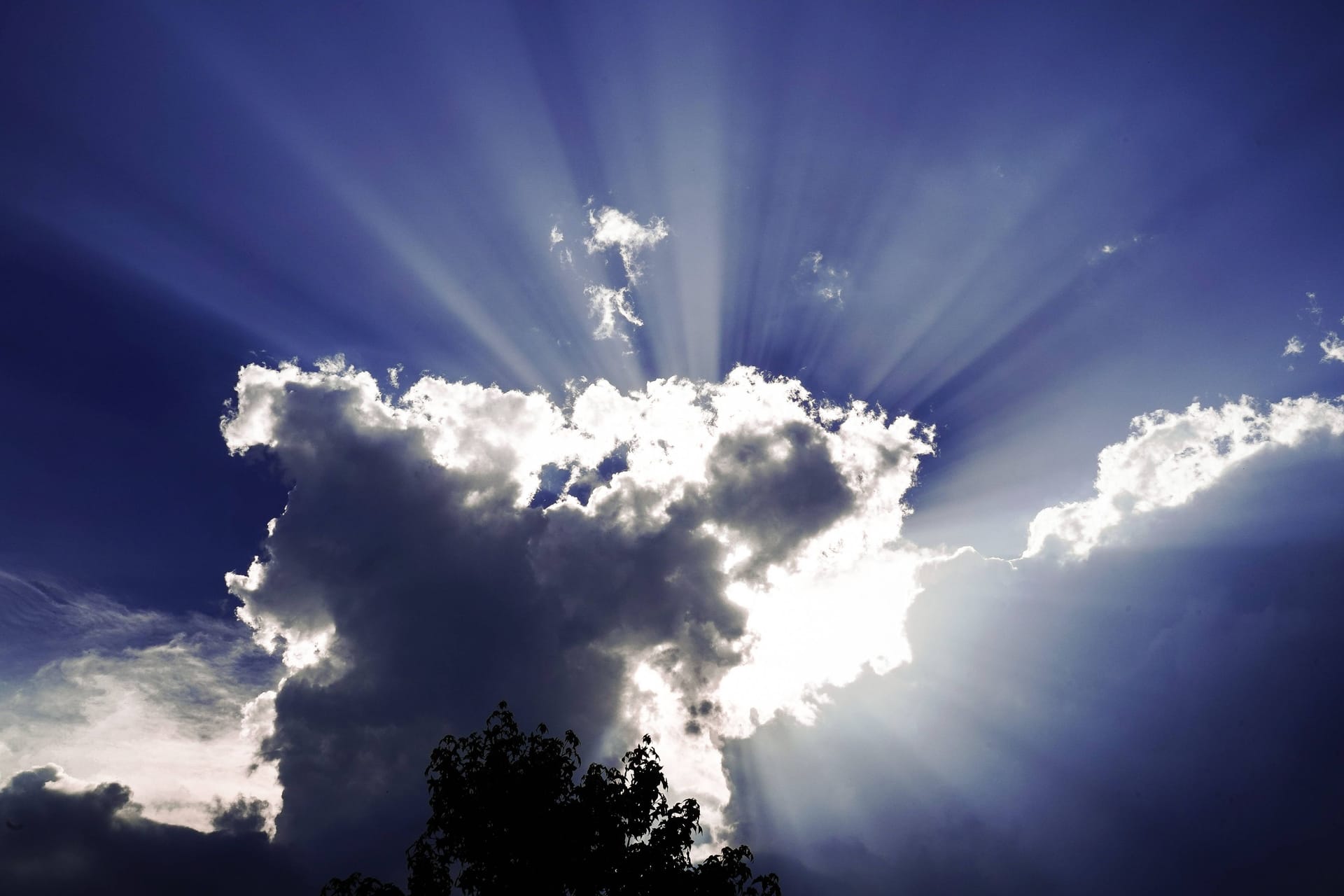 Sonne strahlt hinter Wolken hervor (Symbolbild): Nach dem Sonnenschein kann es lokal zu Gewittern und Starkregen kommen.