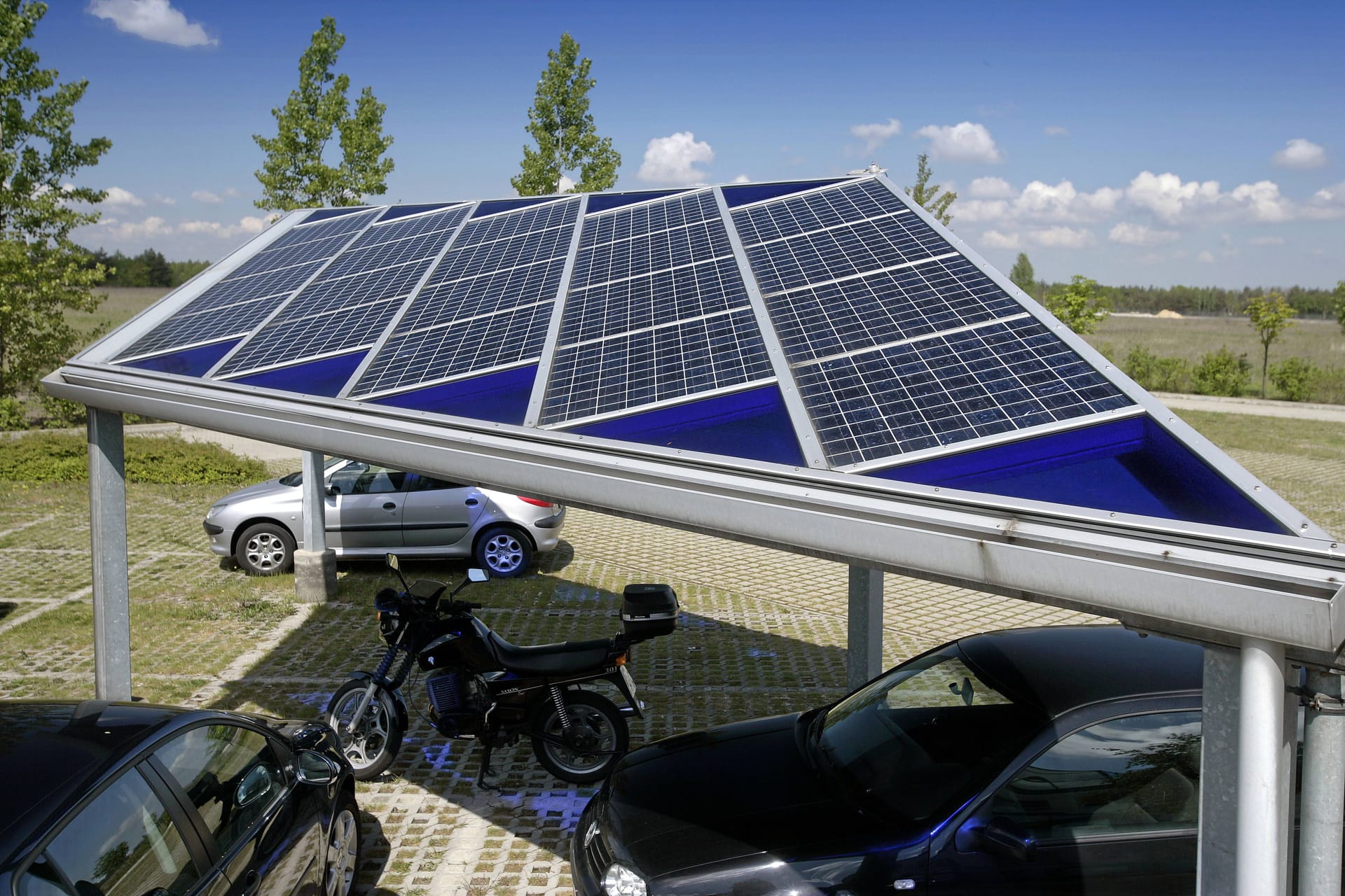 Garagenalternative: Ein Carport ist praktisch für die Nutzung auf dem eigenen Grundstück.