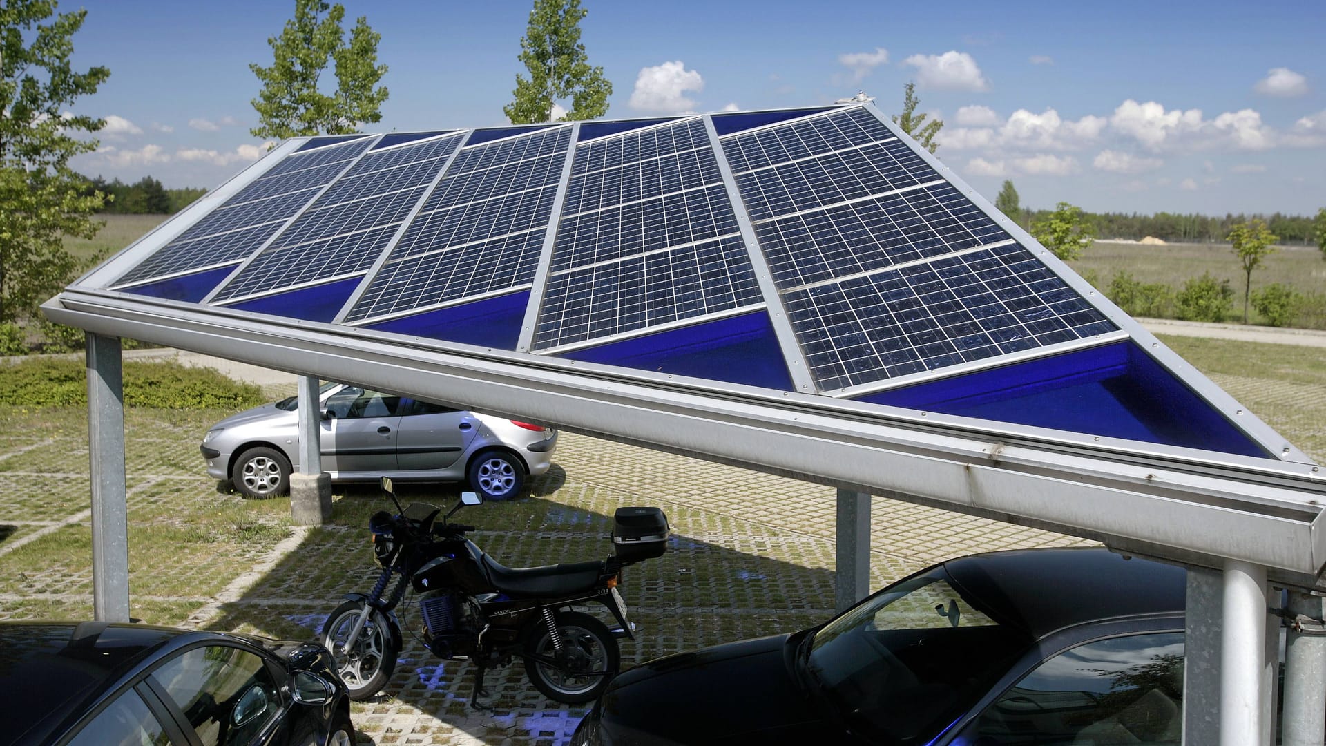 Carport und Stromquelle in einem: Eine moderne Lösung.
