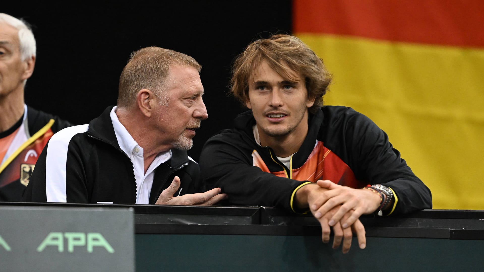 Becker begleitete Zverev während dessen Karriere auf verschiedenen Stationen, hier beim Davis Cup in Trier, 2023.