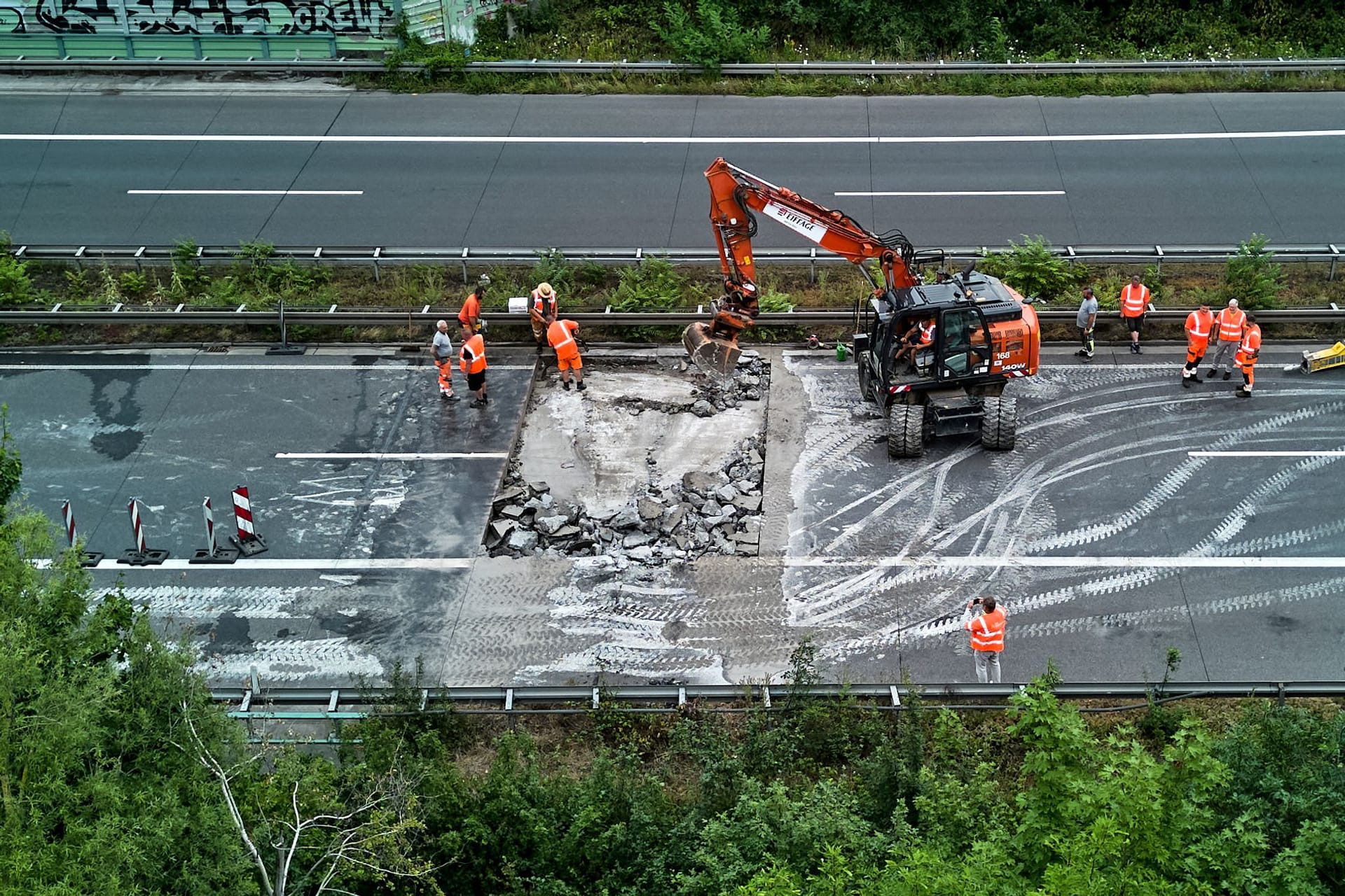 Die A5 bei Bensheim: Hitze hat Risse auf der Fahrbahn ausgelöst.