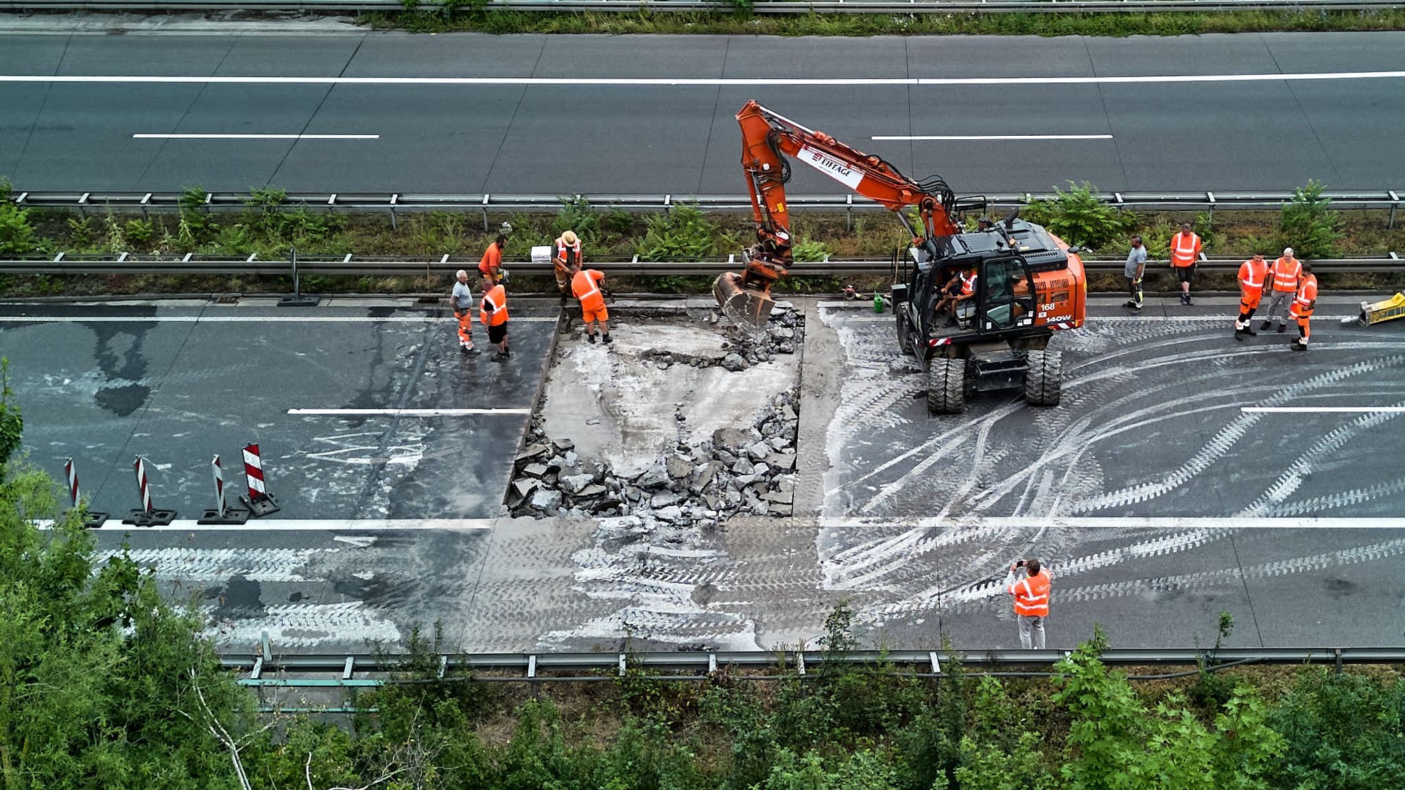 Die A5 bei Bensheim: Hitze hat Risse auf der Fahrbahn ausgelöst.