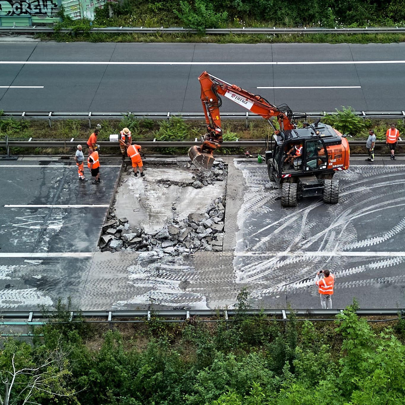Die A5 bei Bensheim: Hitze hat Risse auf der Fahrbahn ausgelöst.