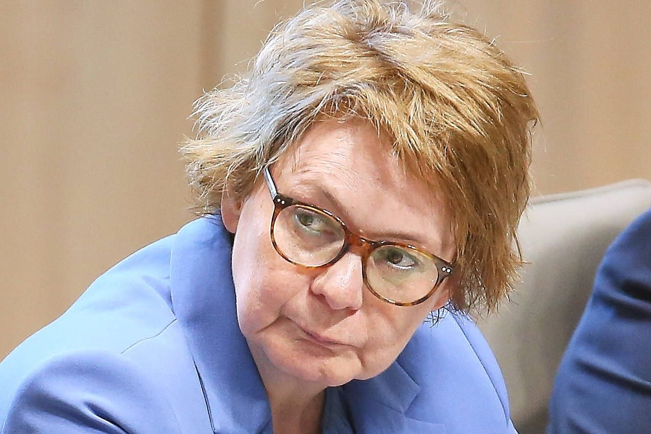 Niedersachsens Innenministerin Daniela Behrens (Archivbild): Die SPD-Politikerin lässt verschärfte Regeln prüfen, um Verfassungsfeinde aus dem Staatsdienst fernzuhalten.