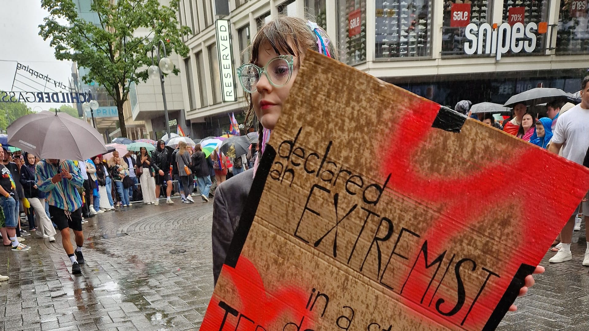 Eva aus Russland will sich mit ihrem Plakat für die Rechte queerer Menschen einsetzen.