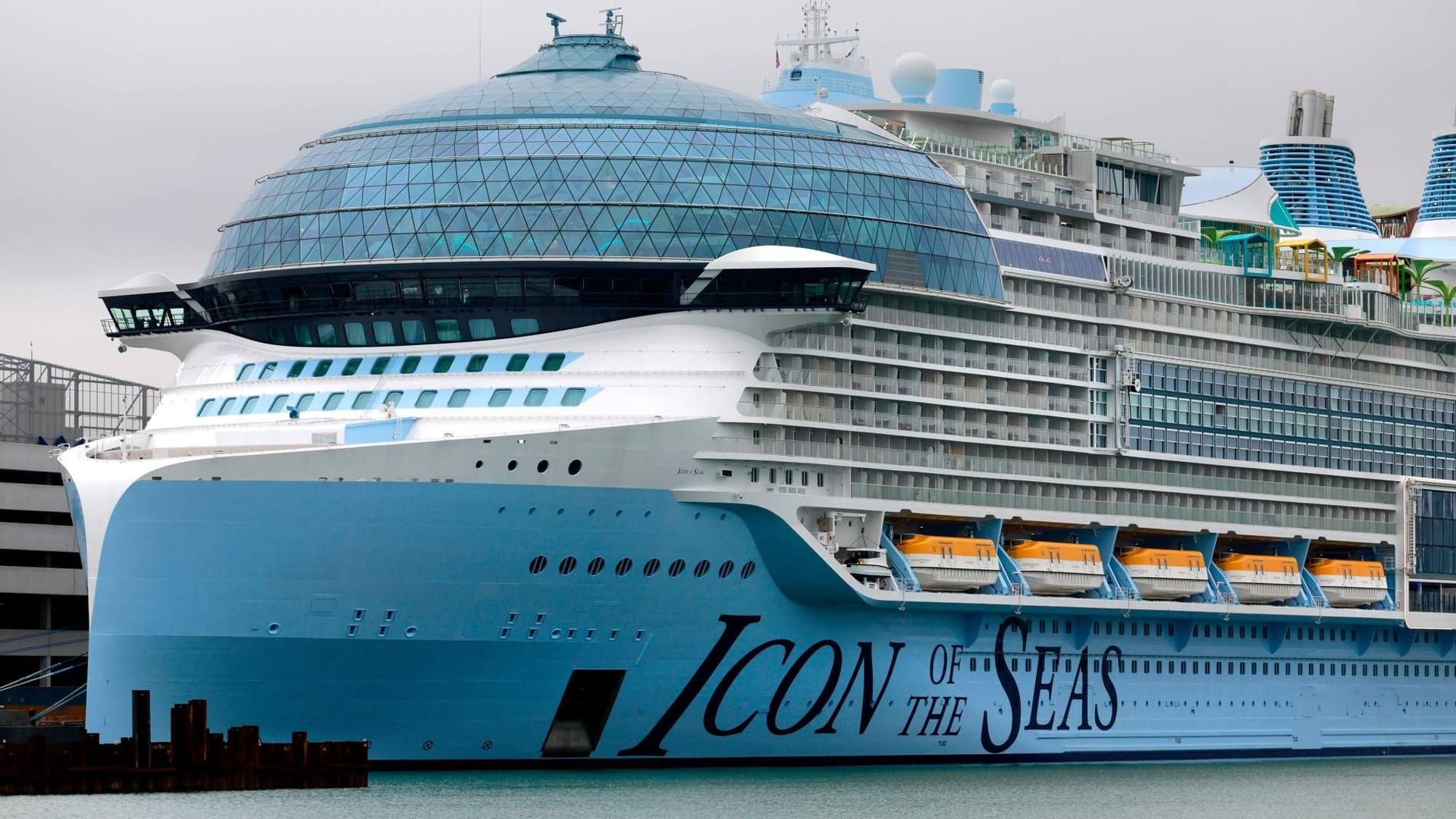 Die "Icon of the Seas", das größte Kreuzfahrtschiff der Welt (Archivbild): Ein Mann attackierte eine Kollegin und starb kurz darauf selbst im Atlantik.