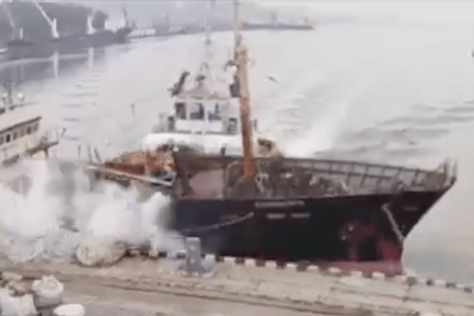Ein Schlepper rammt einen Fischkutter mitten im Hafen. Ein Schlepper rammt einen Fischkutter mitten im Hafen.