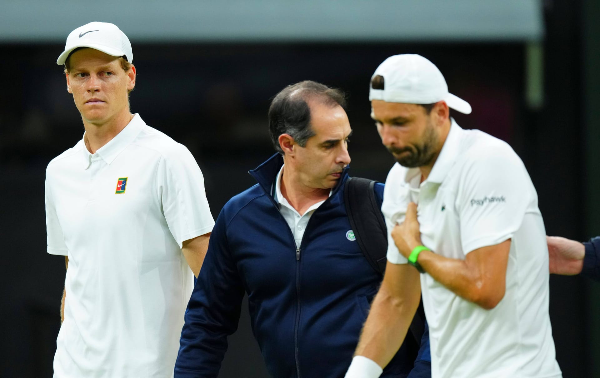 Jannik Sinner (l.) schaut besorgt auf Grigor Dimitrov, der das Match wenig später aufgeben musste.