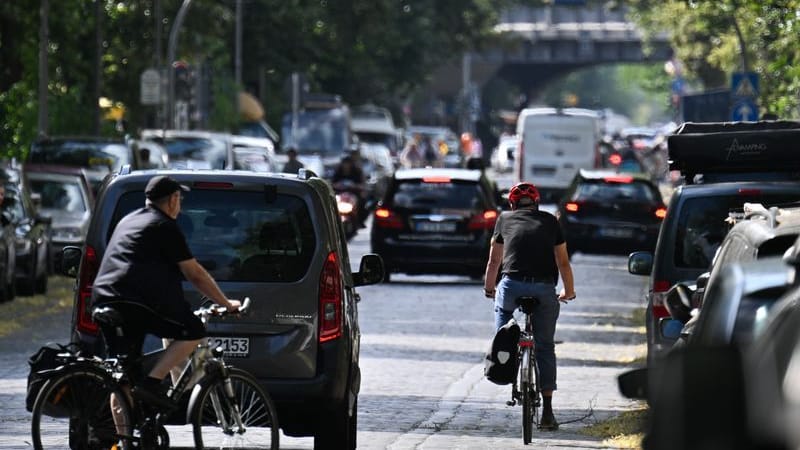 Autos, Fahrradfahrer und Fußgänger sind auf einer Straße im Stadtteil Kreuzberg unterwegs (Archivfoto): Viele Verkehrsteilnehmer fühlen sich auf Berlins Straßen nicht immer sicher. Autos, Fahrradfahrer und Fußgänger sind auf einer Straße im Stadtteil Kreuzberg unterwegs (Archivfoto): Viele Verkehrsteilnehmer fühlen sich auf Berlins Straßen nicht immer sicher.