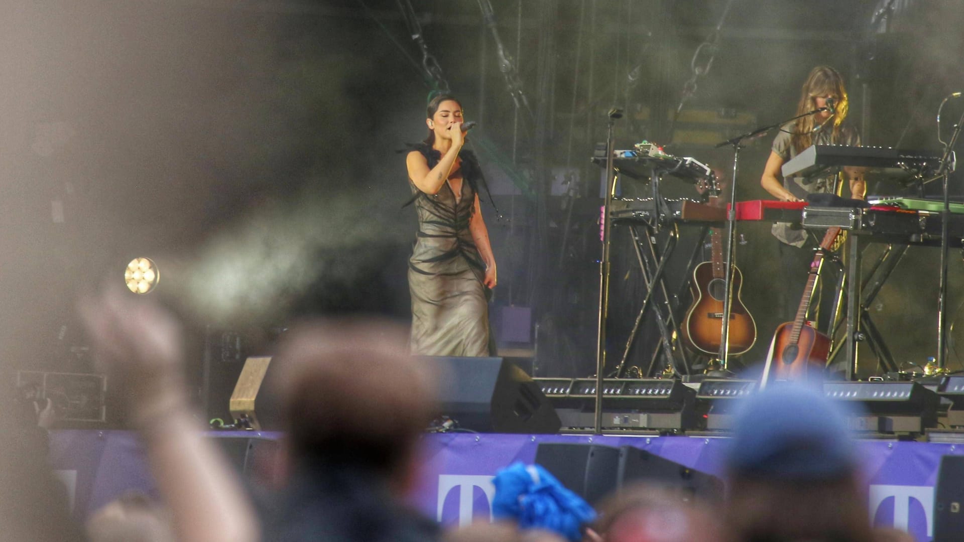 Gracie Abrams: Trotz des Regens herrschte eine gute Stimmung bei dem Konzert.