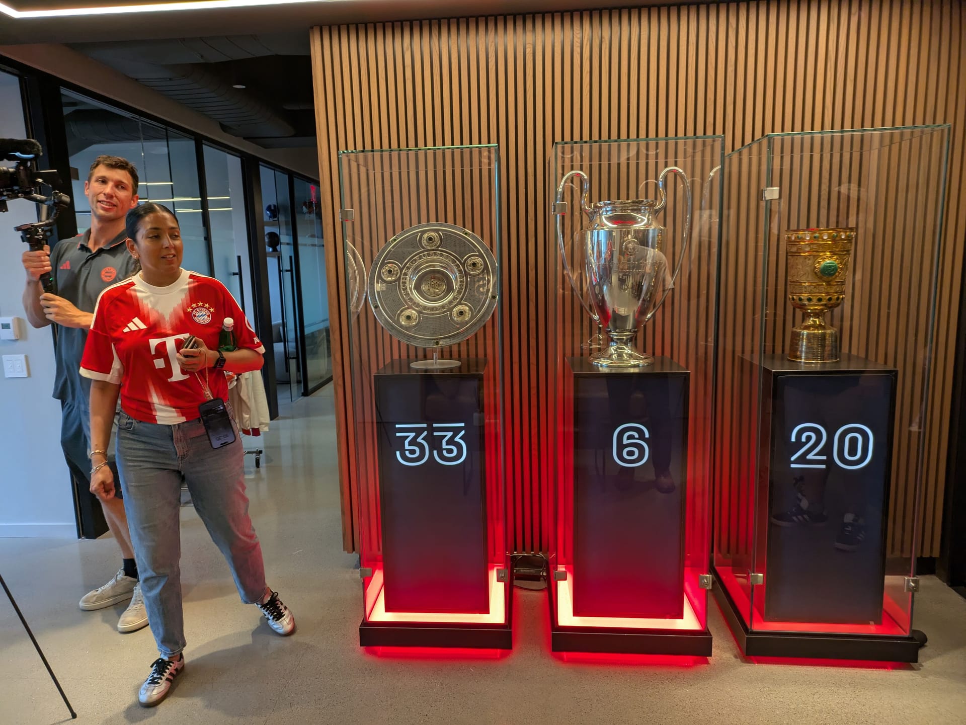 Im Eingangsbereich des Bayern-Büros in New York wird man direkt von der Trophäensammlung empfangen.