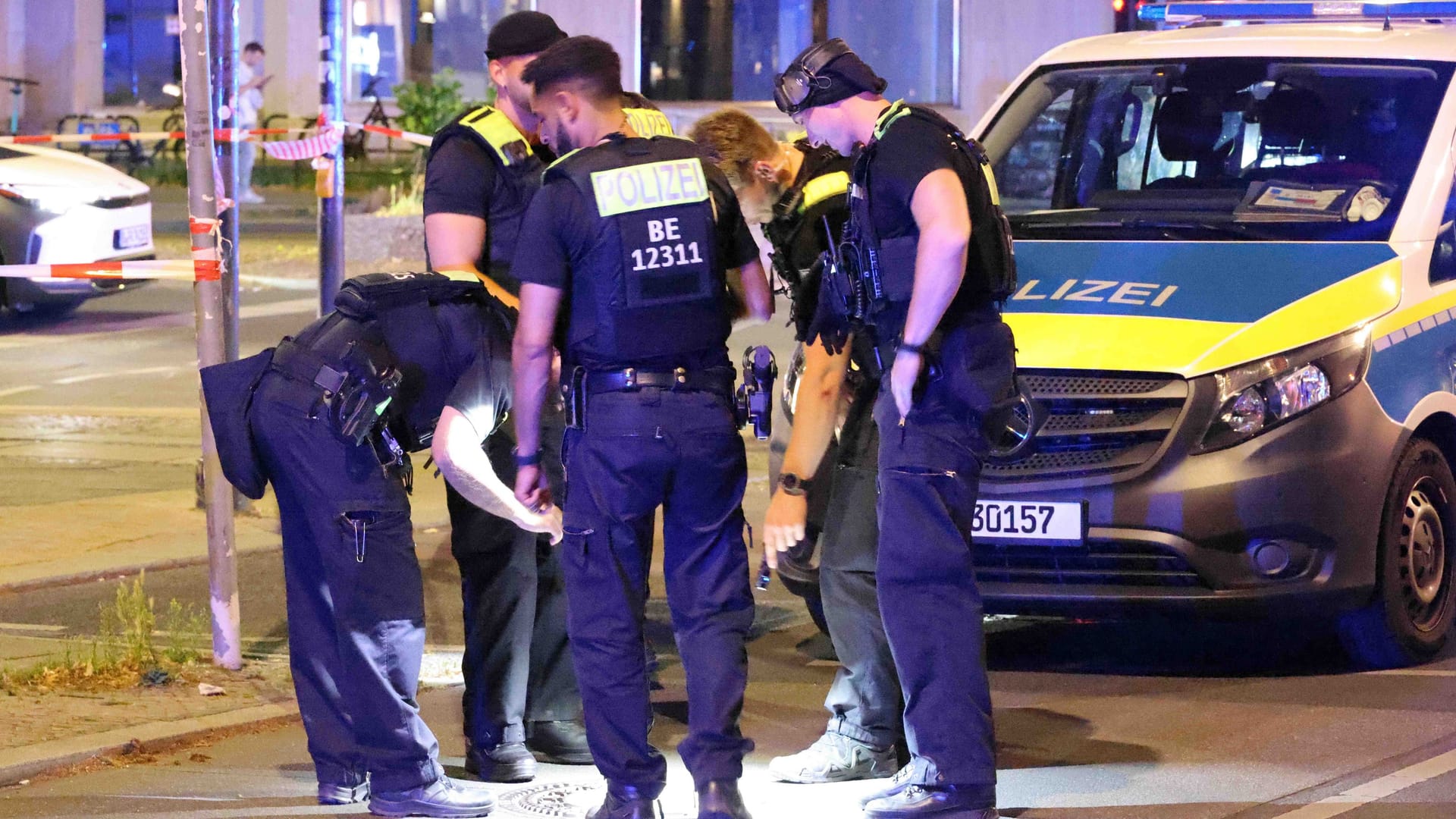 Polizeibeamte sichern Spuren am Tatort: In der Nacht zu Samstag wurde ein Mann in Charlottenburg durch einen Schuss schwer verletzt.