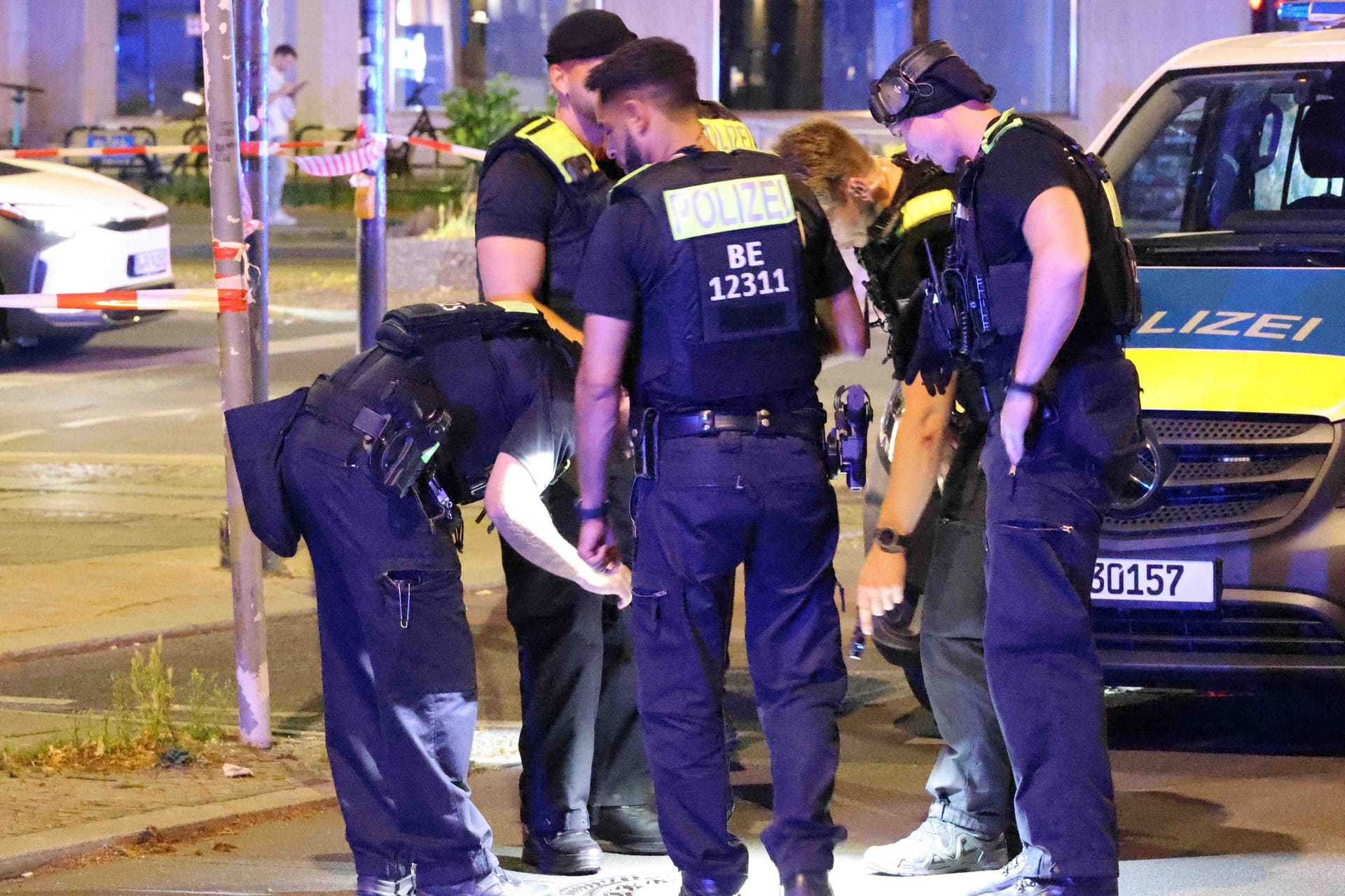 Polizeibeamte sichern Spuren am Tatort: In der Nacht zu Samstag wurde ein Mann in Charlottenburg durch einen Schuss schwer verletzt.