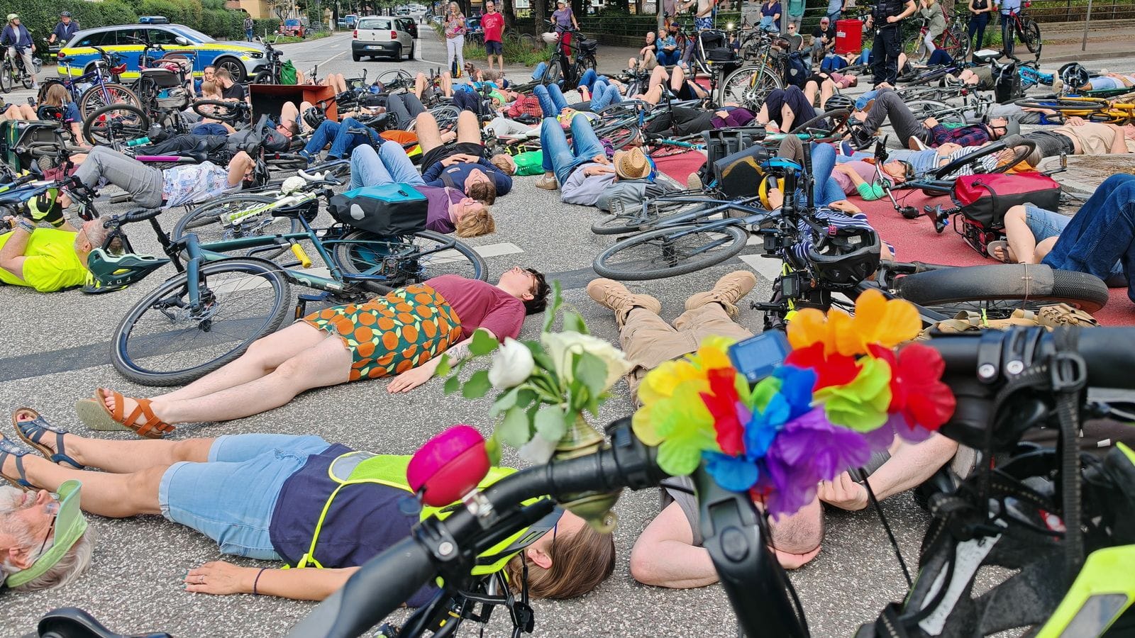 Hamburg Hamm - Mahnwache nachTod einer Radfahrerin