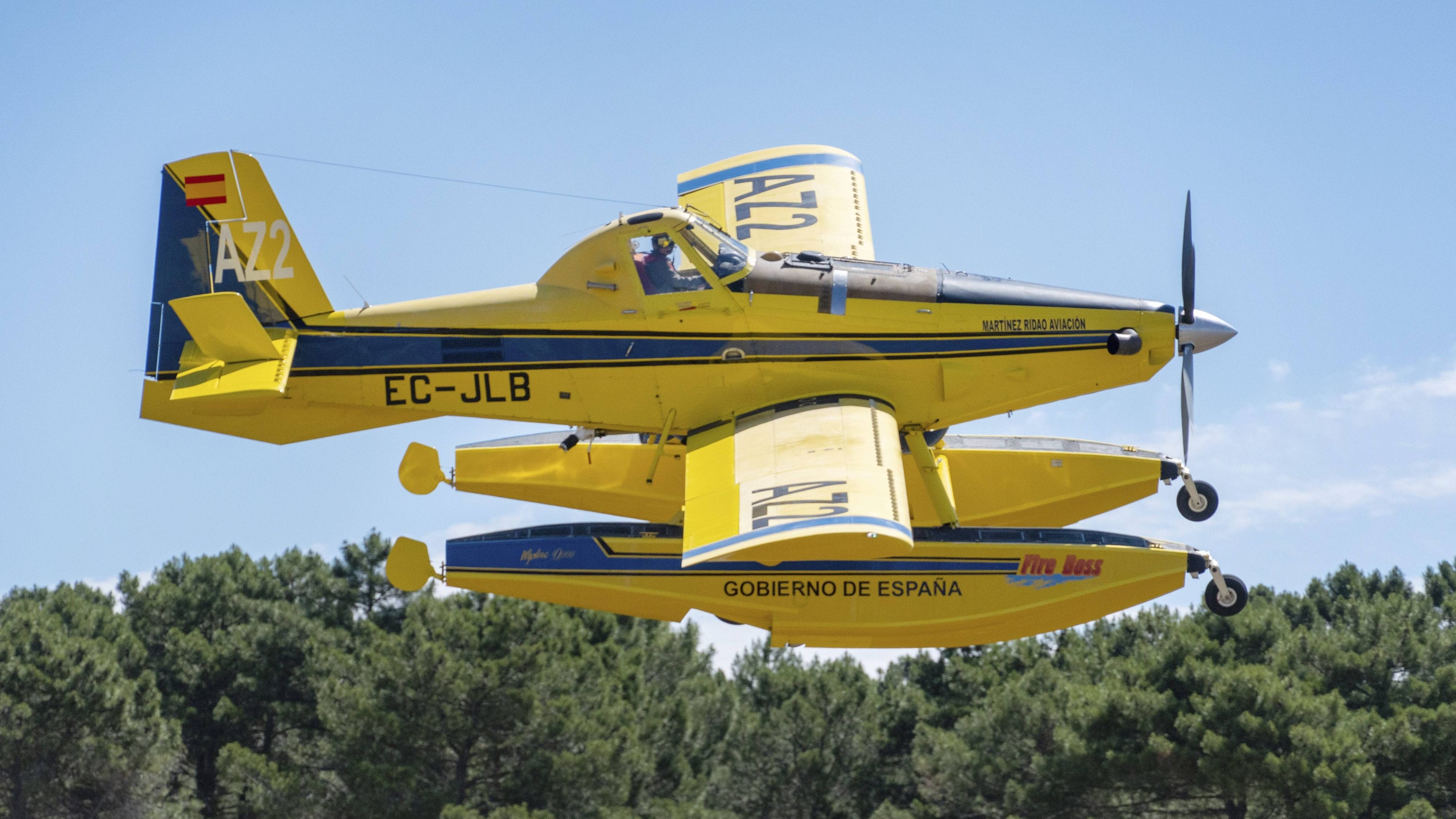 Ein Löschflugzeug in Spanien im Einsatz (Archivbild): Zwei Menschen sind bei Waldbränden ums Leben gekommen.