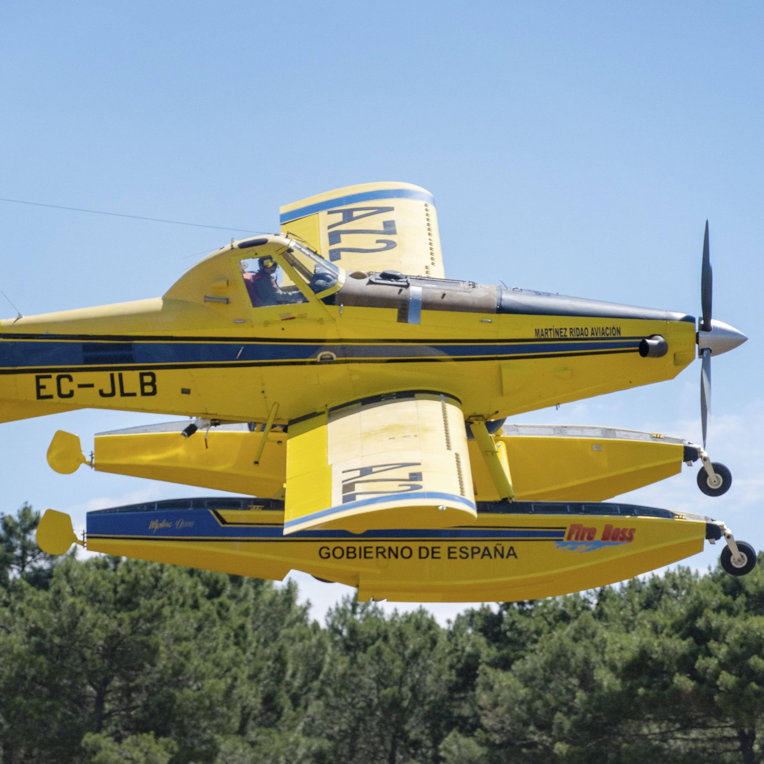 Ein Löschflugzeug in Spanien im Einsatz (Archivbild): Zwei Menschen sind bei Waldbränden ums Leben gekommen.